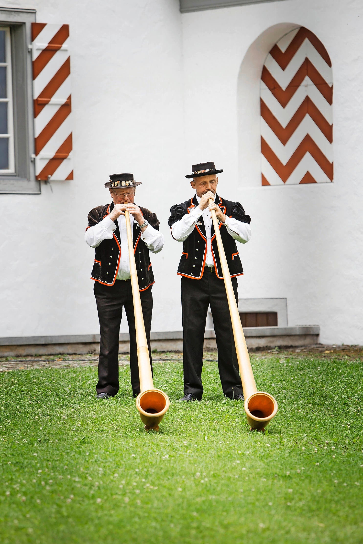 Alphorn hatte immer, Alphorn experience, Swiss customs, Swiss traditions, 1490x2230 HD Phone