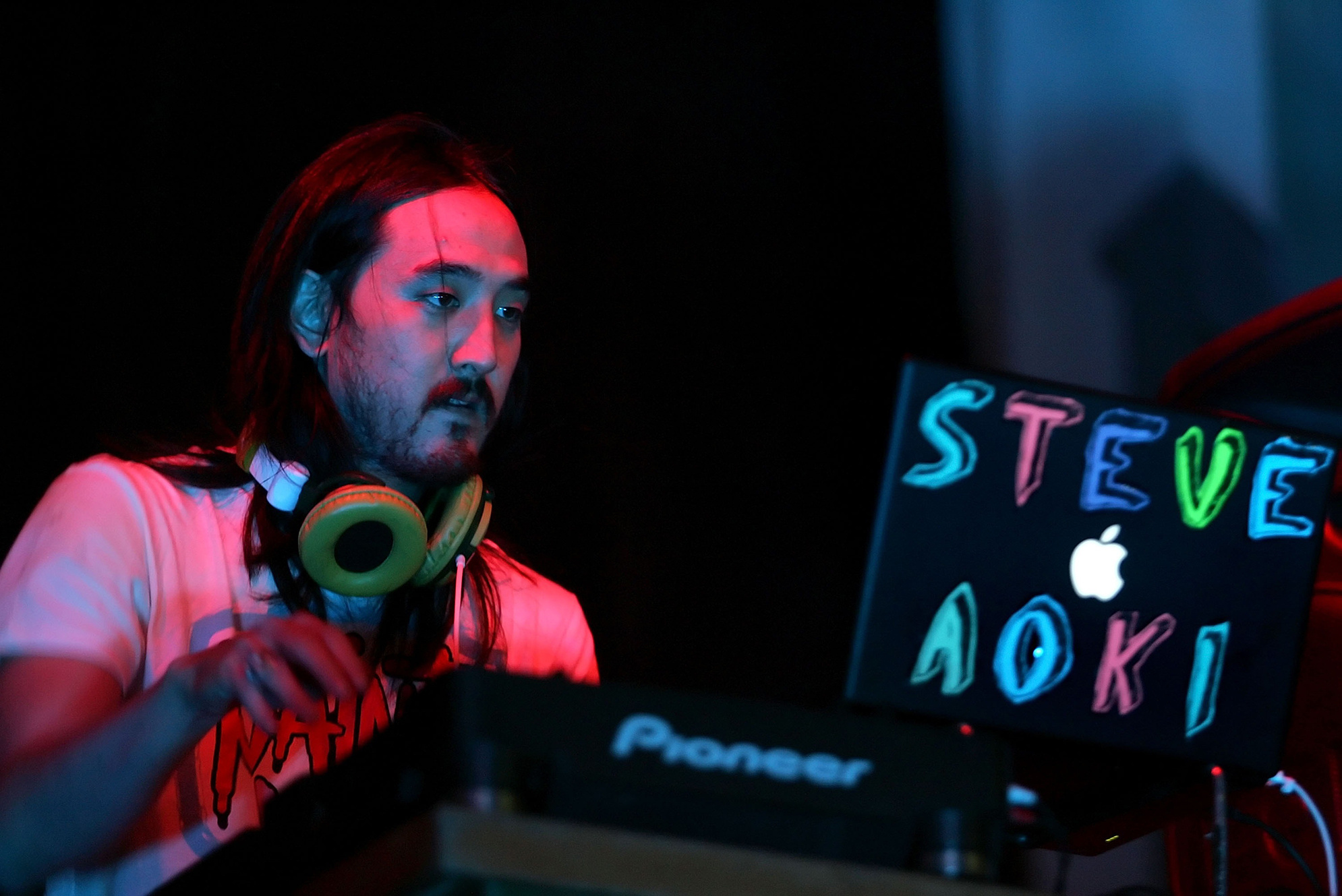 Steve Aoki, Dynamic artist, Electronic vibrations, 1990x1330 HD Desktop