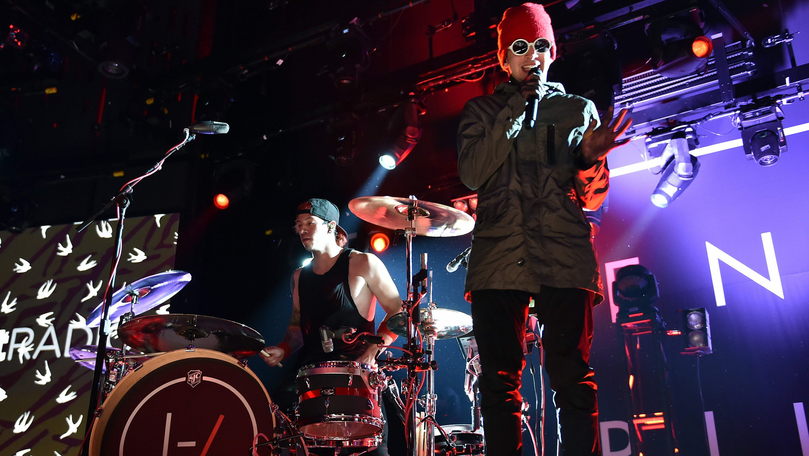 iHeartRadio Theatre Burbank, Twenty One Pilots Wallpaper, 2810x1590 HD Desktop