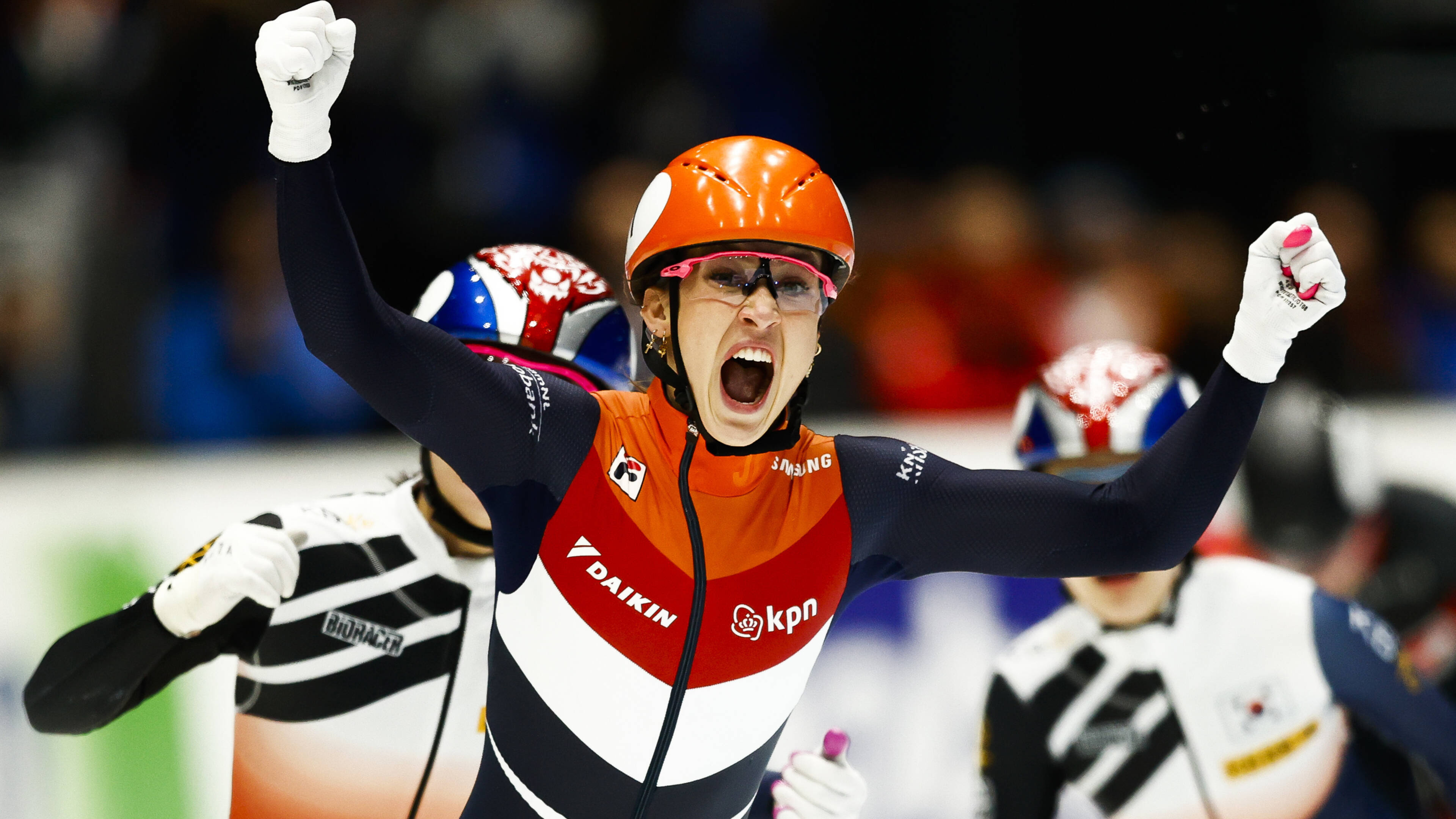 Suzanne Schulting, Spectacular gold, Skating heroics, Mesmerizing performance, 3840x2160 4K Desktop