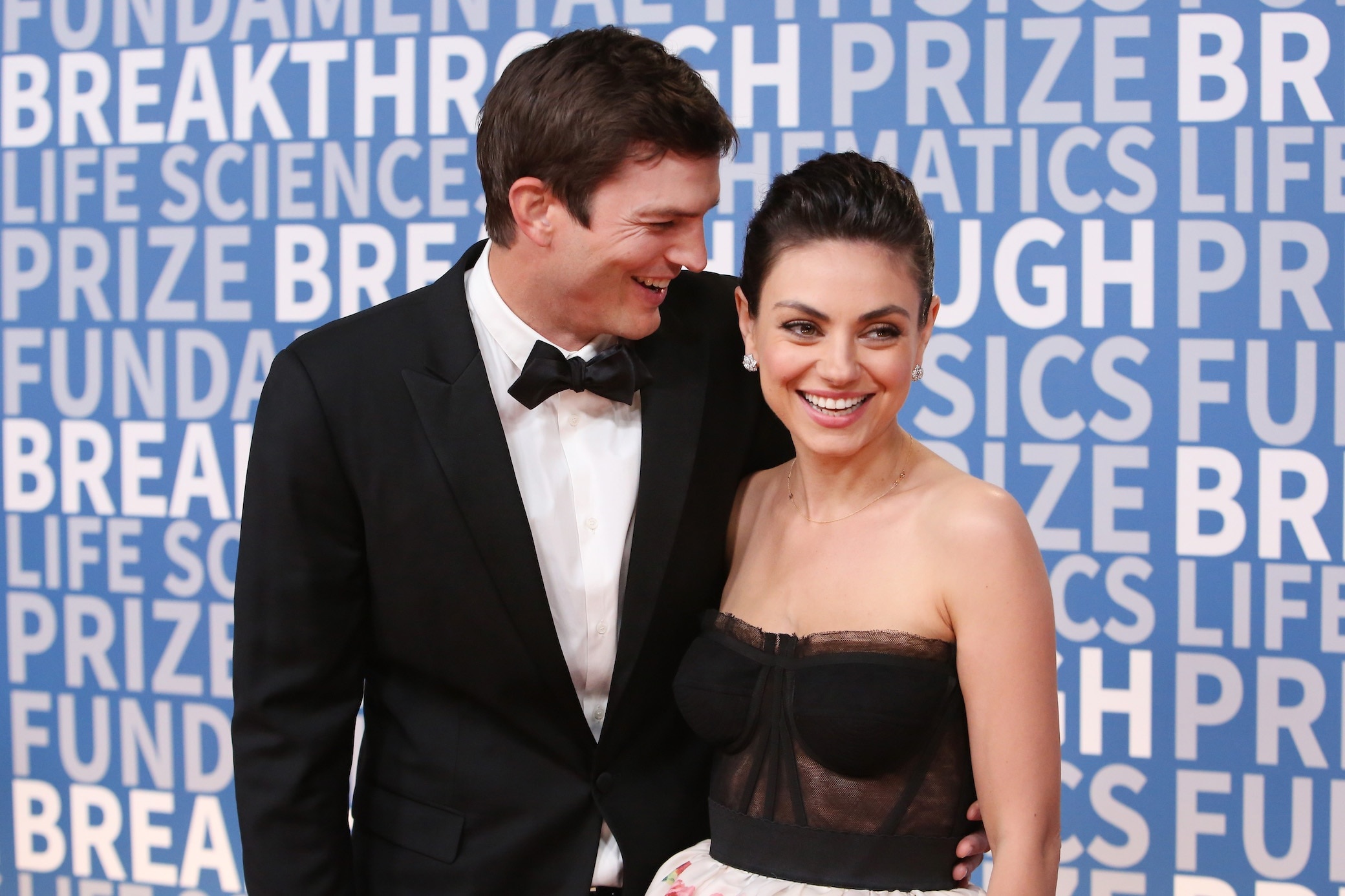 Ashton Kutcher, Mila Kunis, Celebrity couple, Stylebook, 2080x1390 HD Desktop