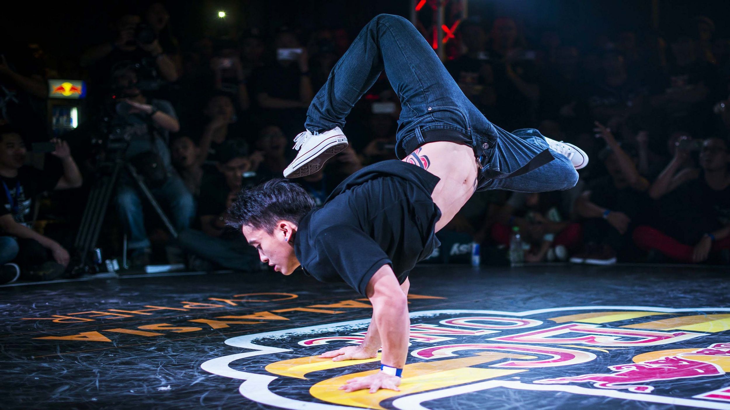 Red Bull BC One Malaysia Cypher 2016, Breakdancing Wallpaper, 2500x1410 HD Desktop