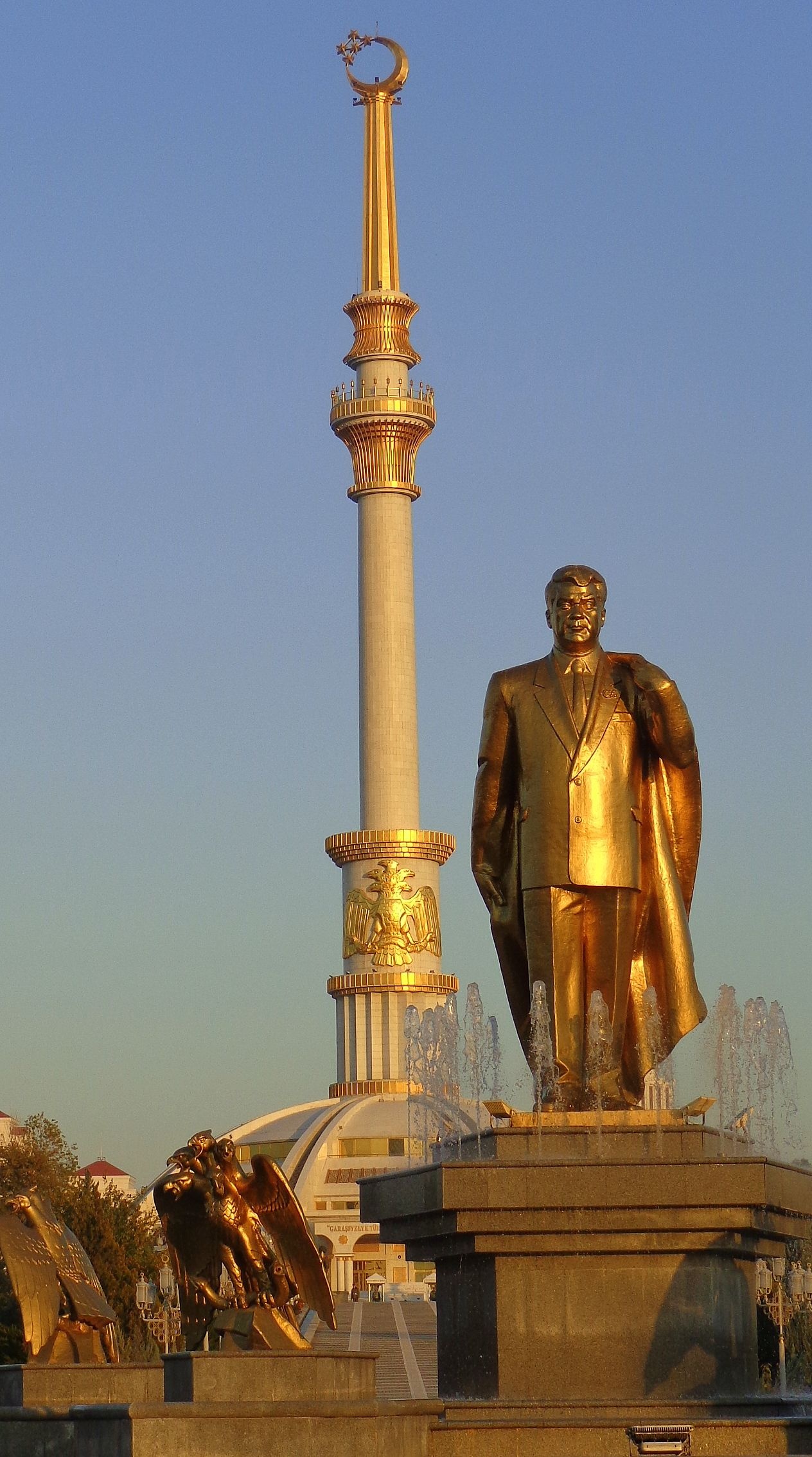 Saparmurat Niyazov statue, Ashgabat Wallpaper, 1270x2270 HD Phone