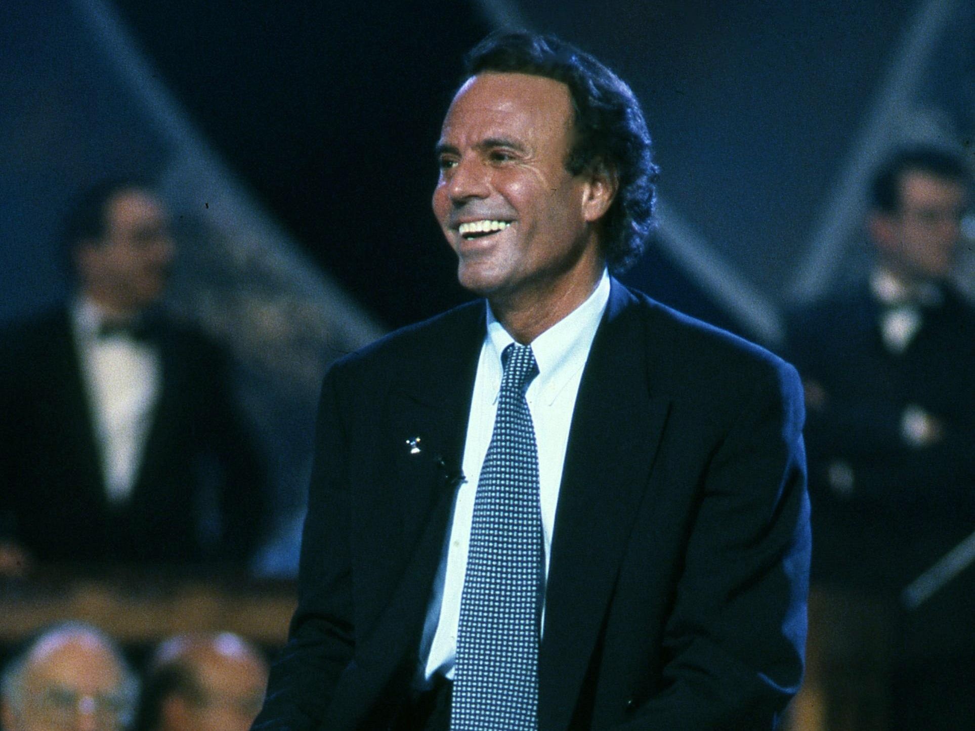 Julio Iglesias, 78th birthday, legendary singer, milestone celebration, 1930x1450 HD Desktop