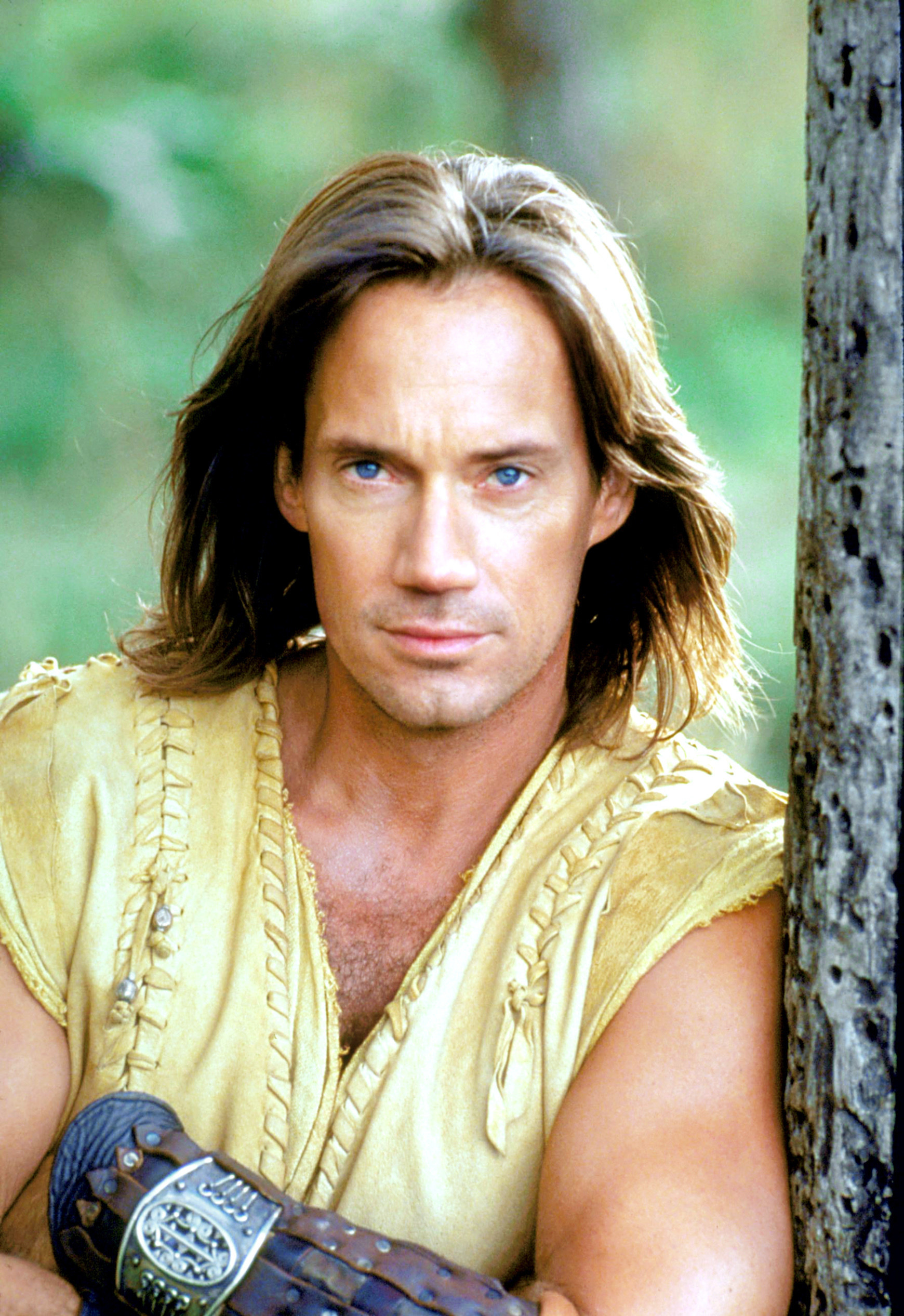 Kevin Sorbo, TV shows, Twitter feud, Lucy Lawless, 1740x2540 HD Phone