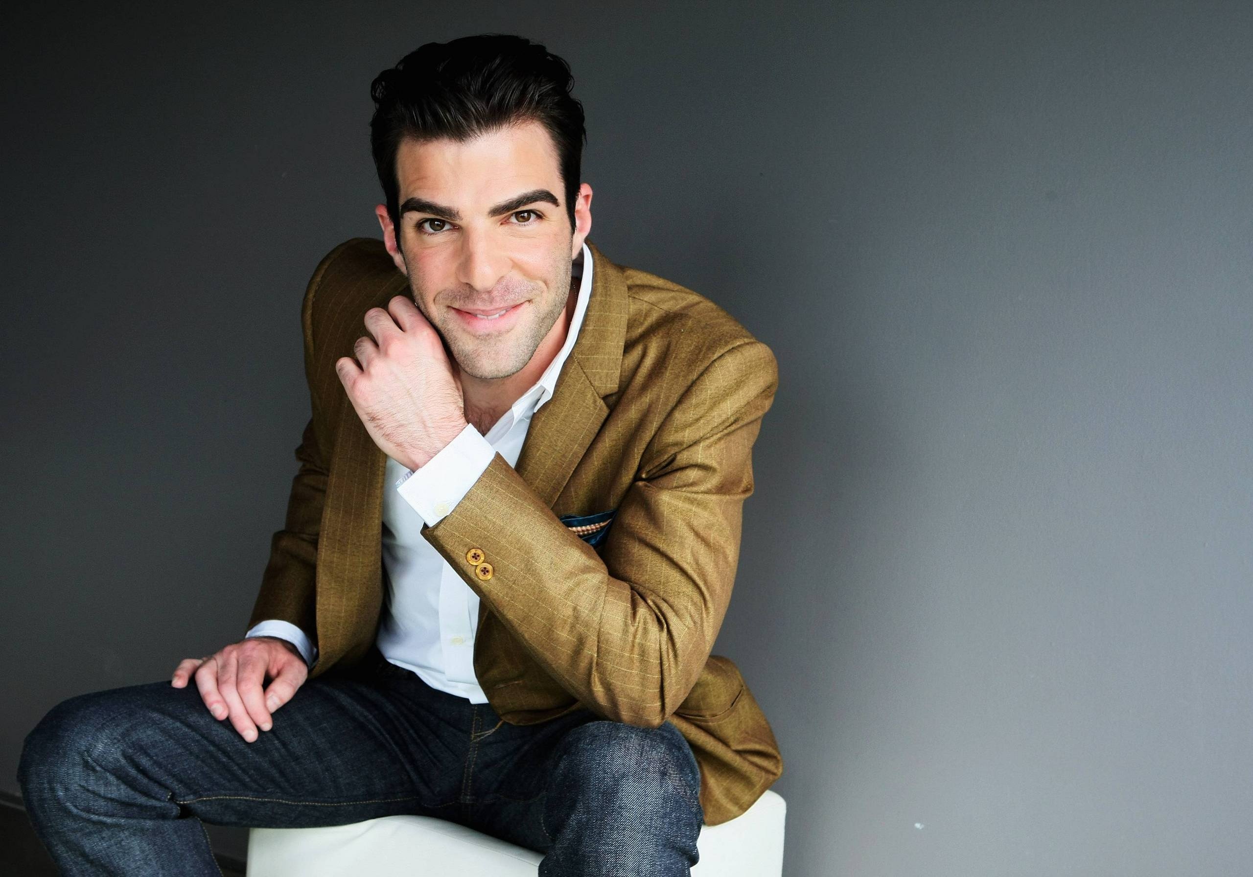 Zachary Quinto, Celebrity portrait, HD background, Image, 2560x1800 HD Desktop