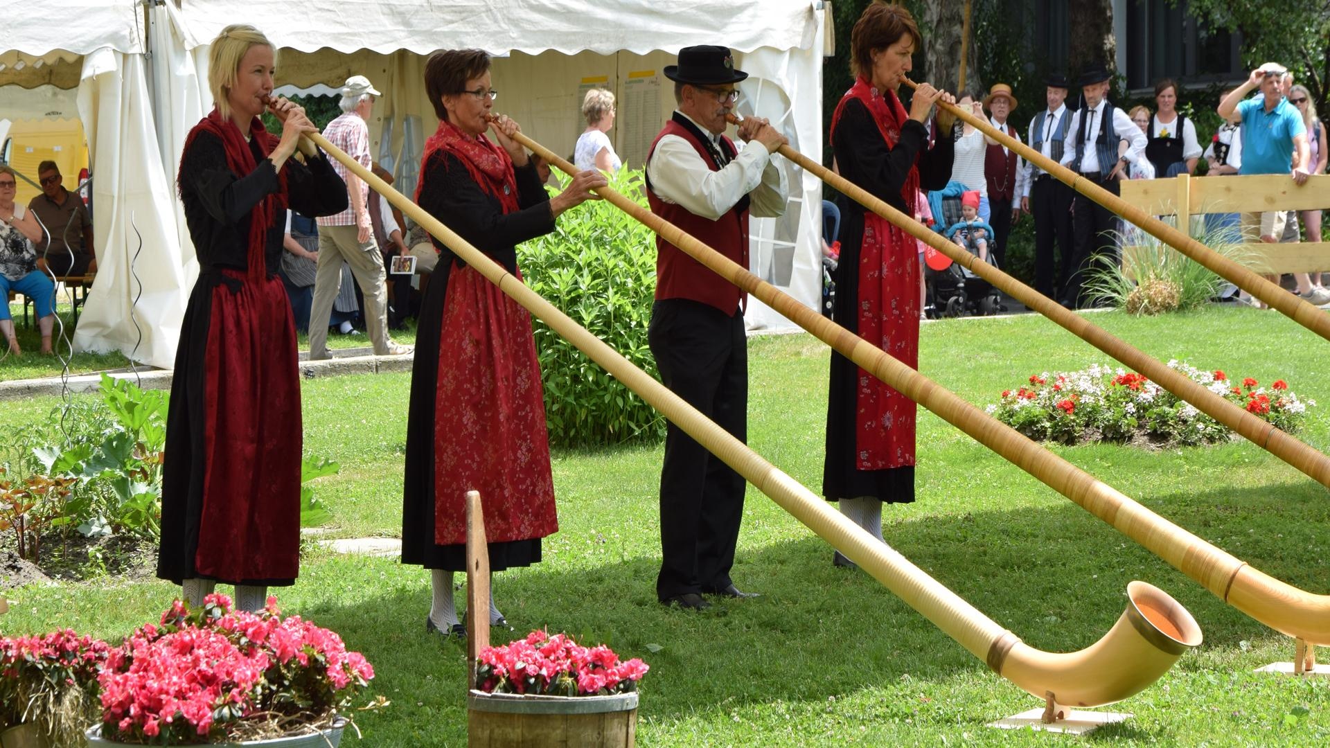 Brig glis alphorn, Bchelblser zeigen ihr, Alphorn experience, Swiss customs, 1920x1080 Full HD Desktop