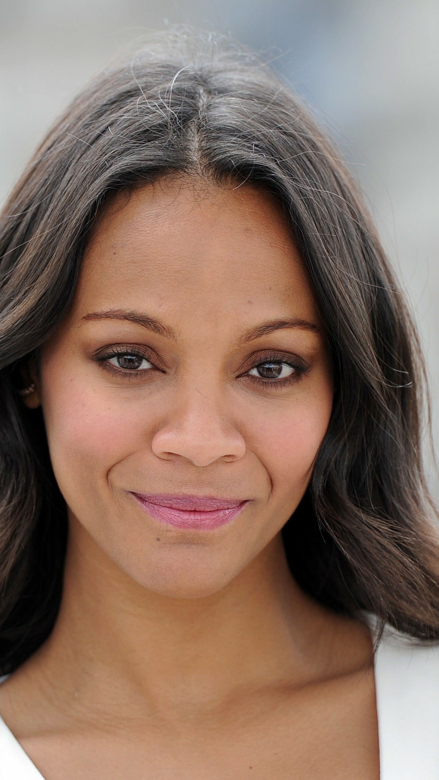 Zoe Saldana, Beautiful brunette, White dress, Celebrity elegance, 1440x2560 HD Phone