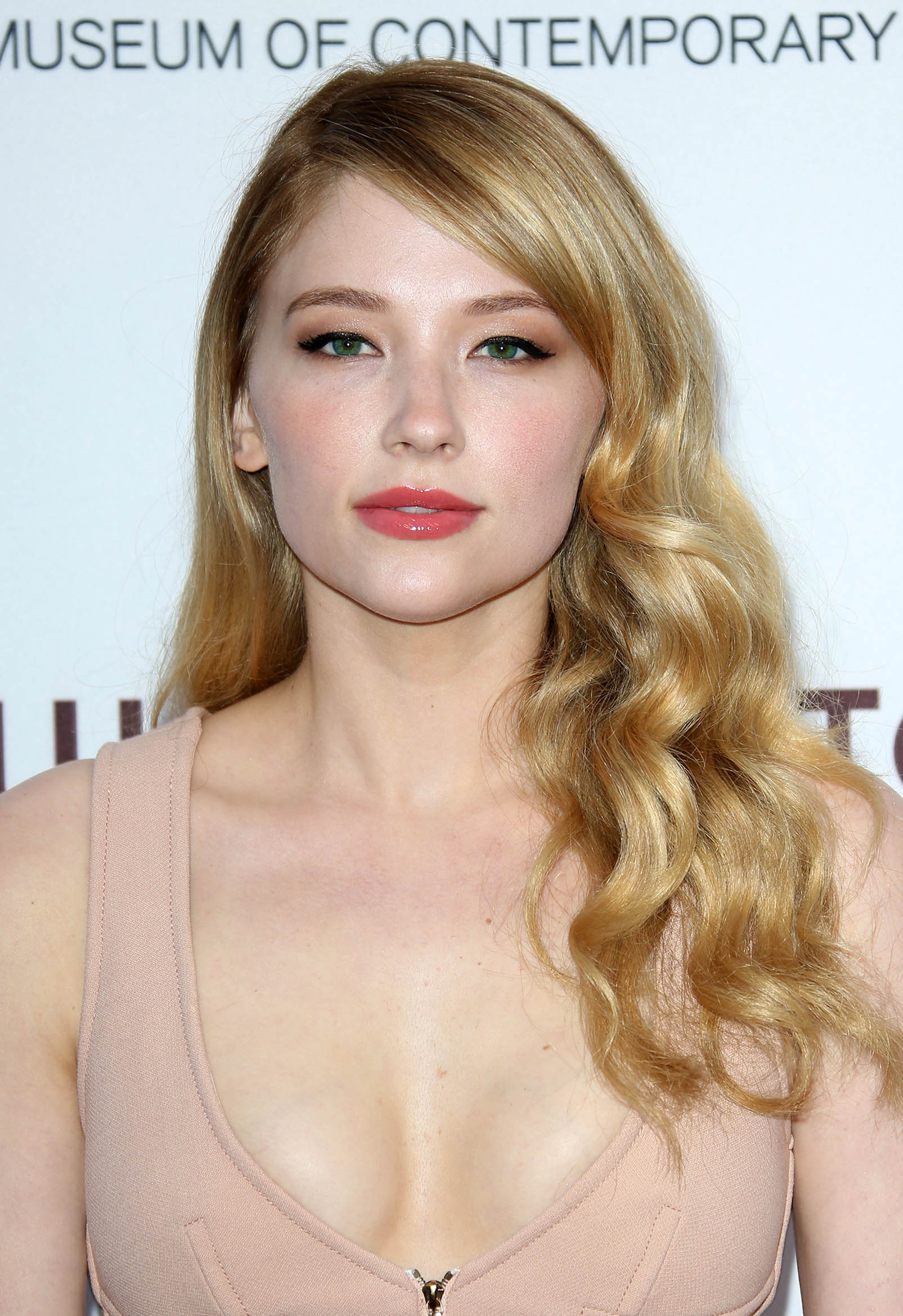 Haley Bennett, Hollywood actress, Stunning beauty, Mesmerizing performances, 1610x2340 HD Phone