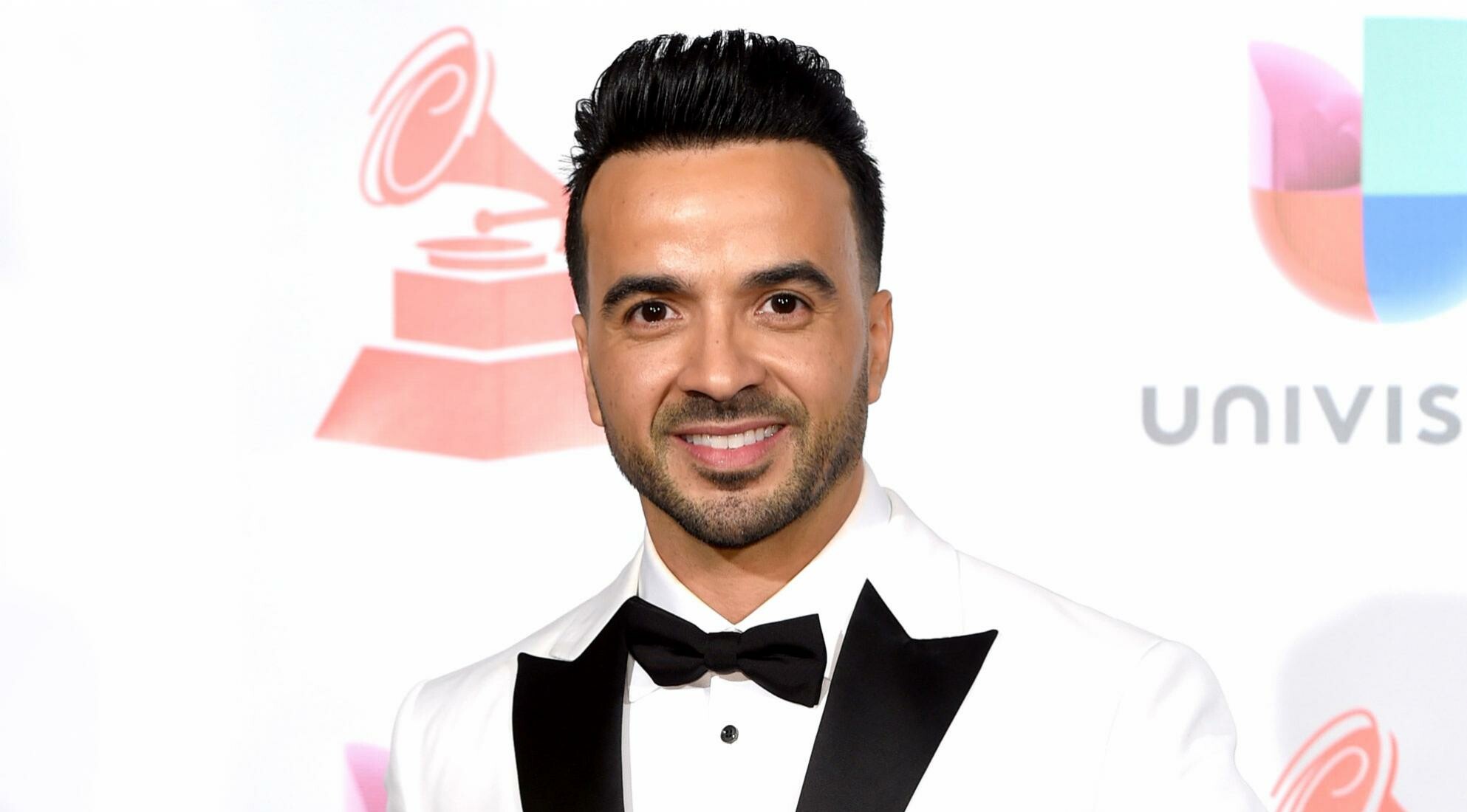 Latin Grammy 2017, Luis Fonsi Wallpaper, 1990x1100 HD Desktop