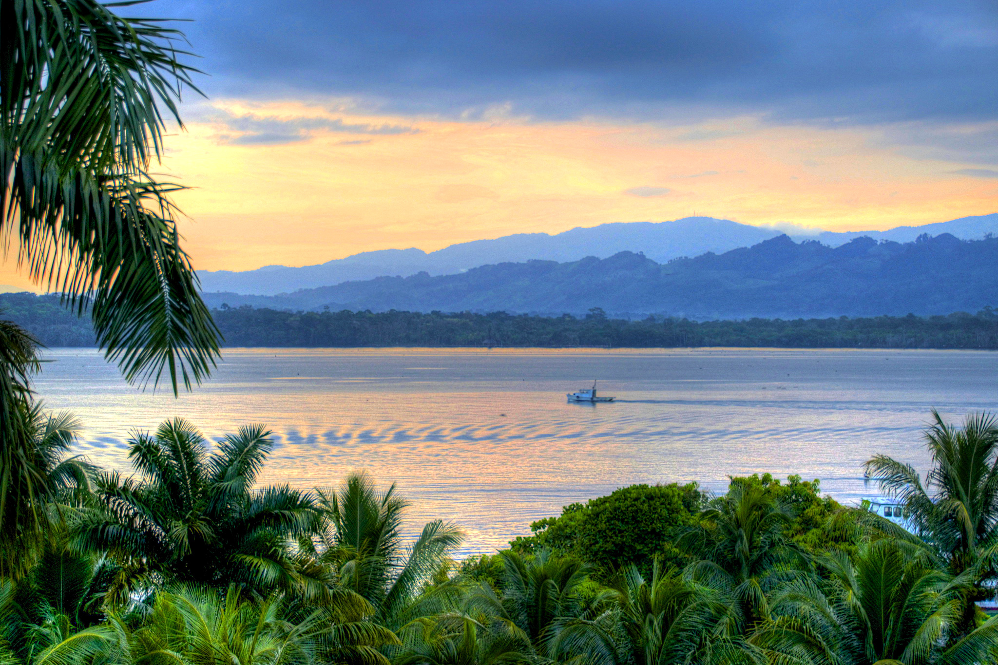 Livingston Guatemala, Mountain scenery, Guatemala nature, Guatemala palm trees, 2050x1370 HD Desktop