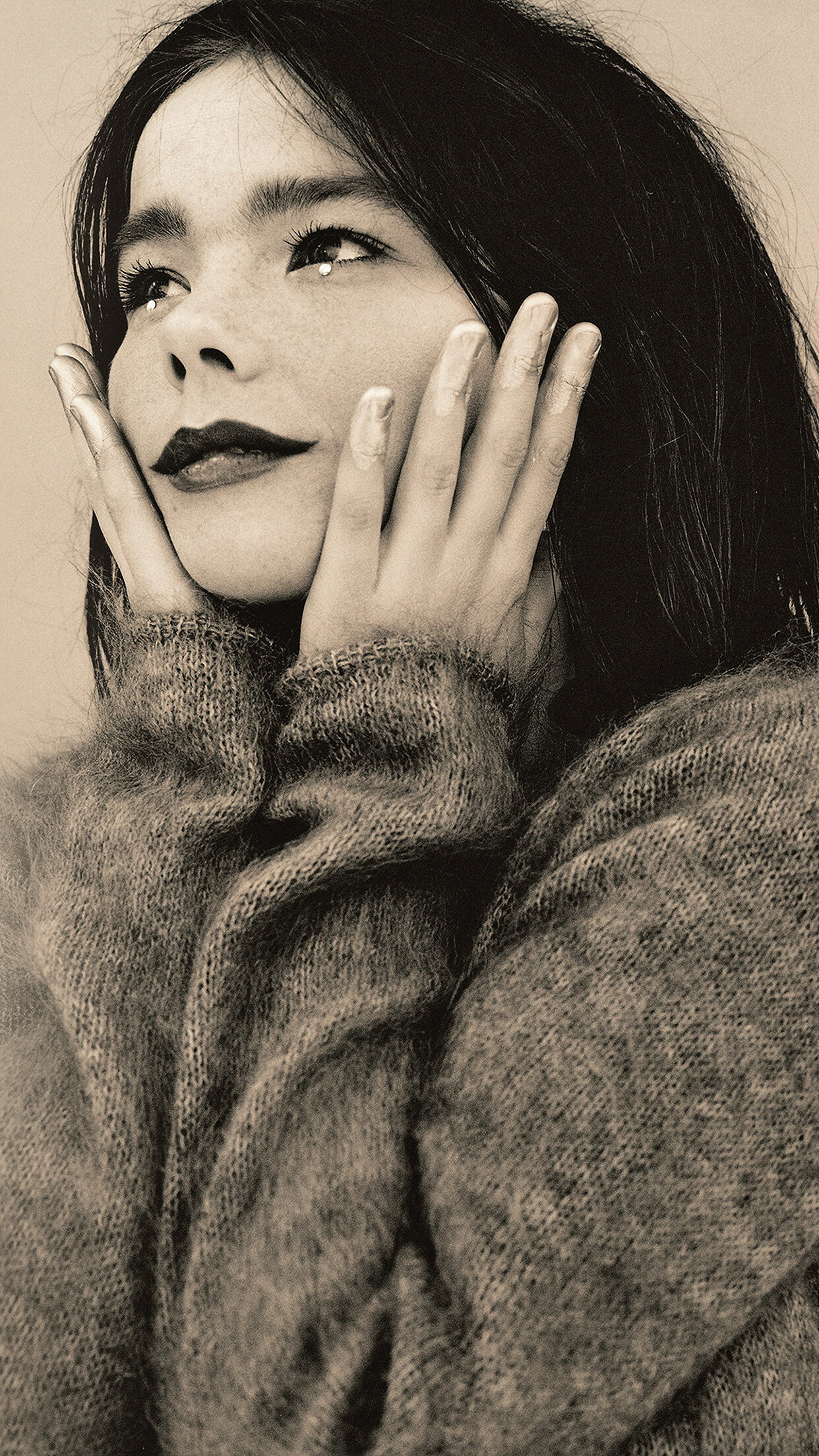 Bjork (Celebs), Bjork's artistry, Celebrity wallpaper, Musician's tribute, 1250x2210 HD Phone