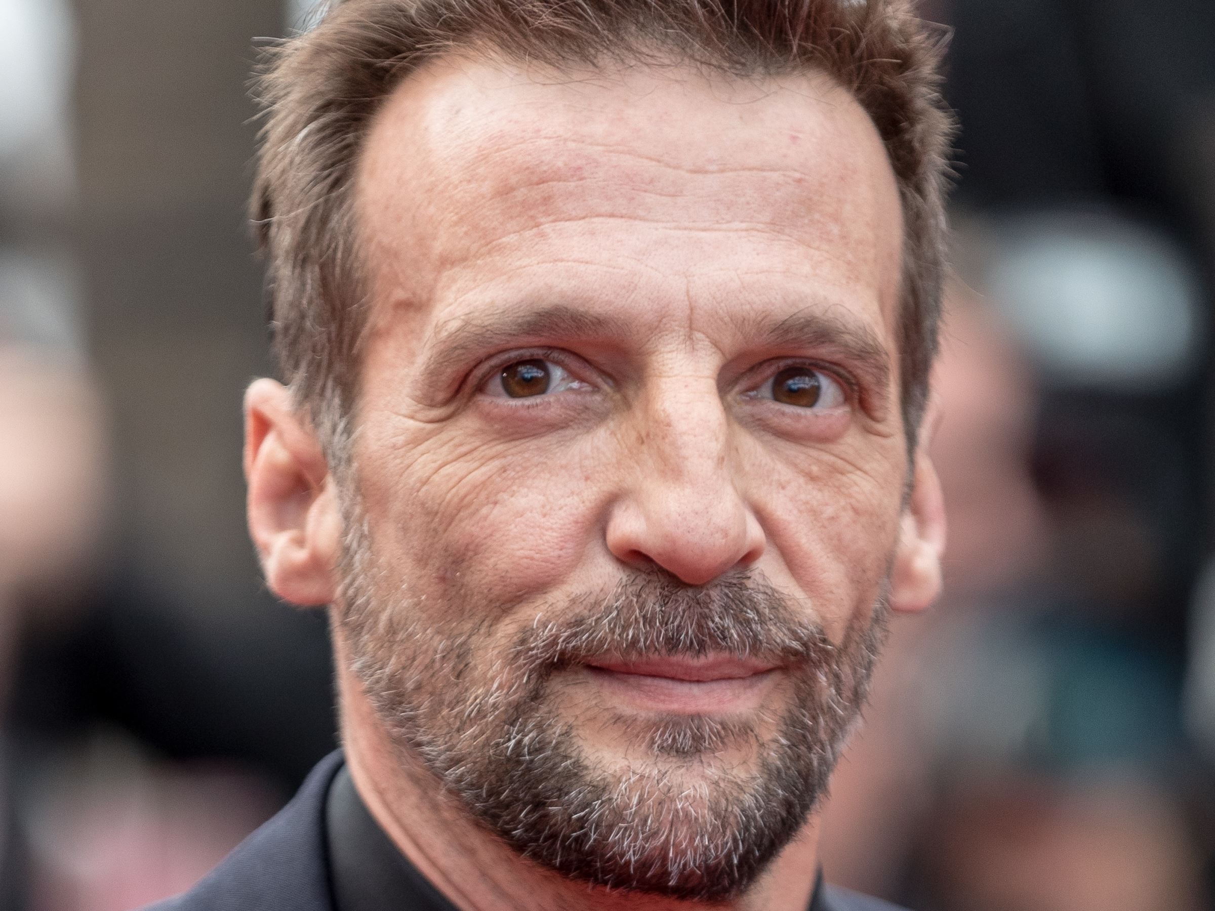 Mathieu Kassovitz, Film director, French cinema, Thought-provoking narratives, 2400x1800 HD Desktop