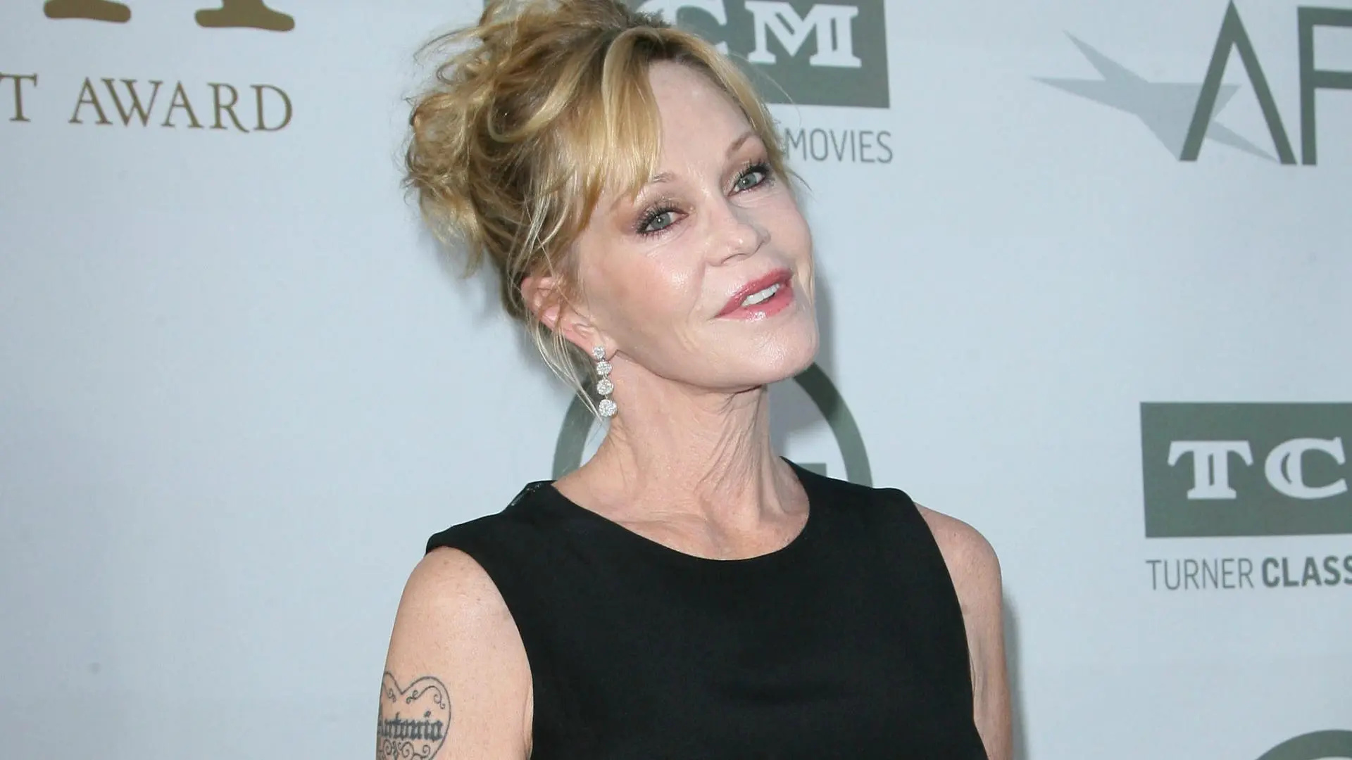 Melanie Griffith, Bye bye Antonio Banderas, Removes tattoo, SheKnows, 1920x1080 Full HD Desktop