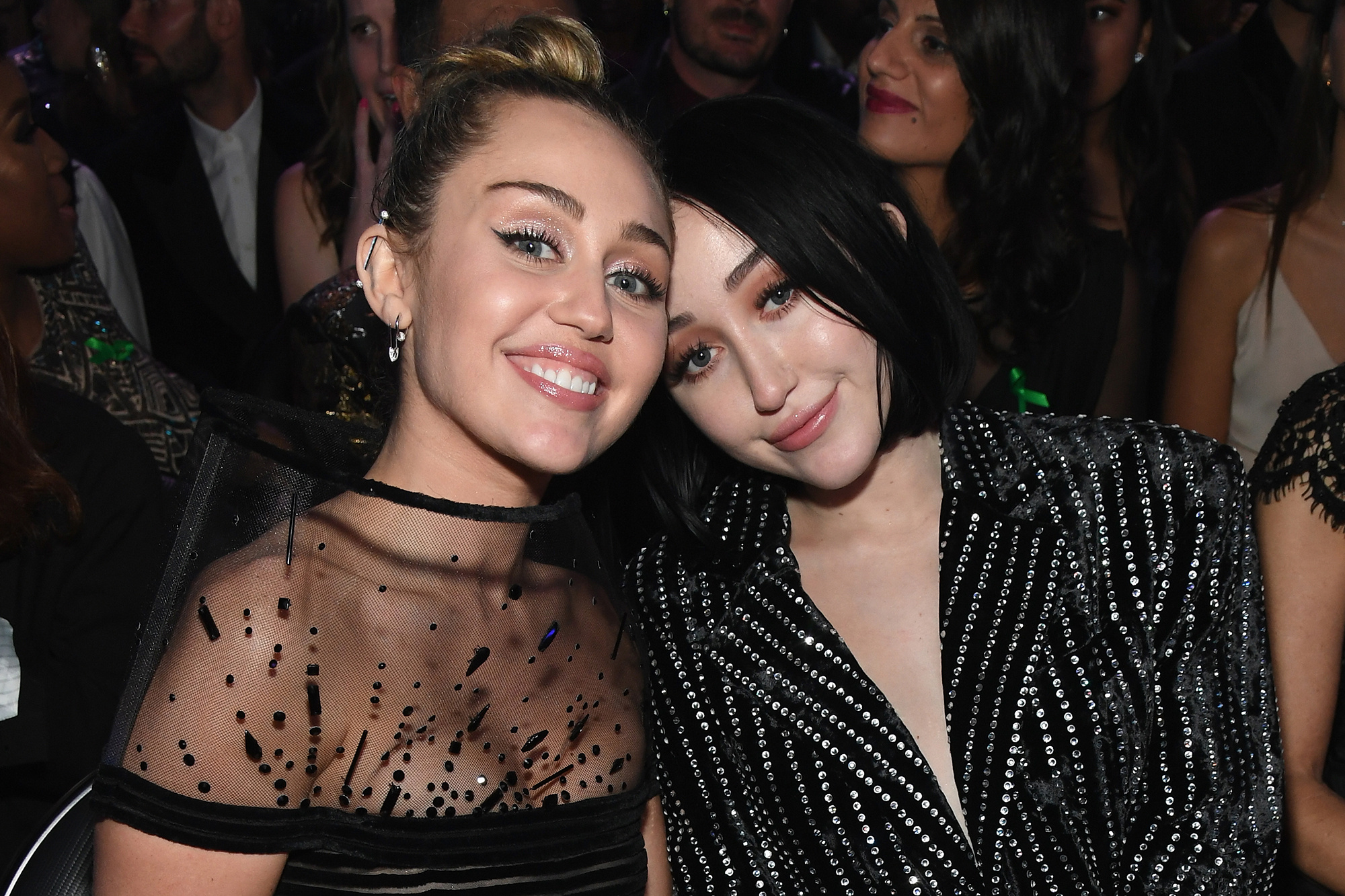 Noah Cyrus, Growing up in the shadow, Miley Cyrus, Sisterhood struggles, 2000x1340 HD Desktop