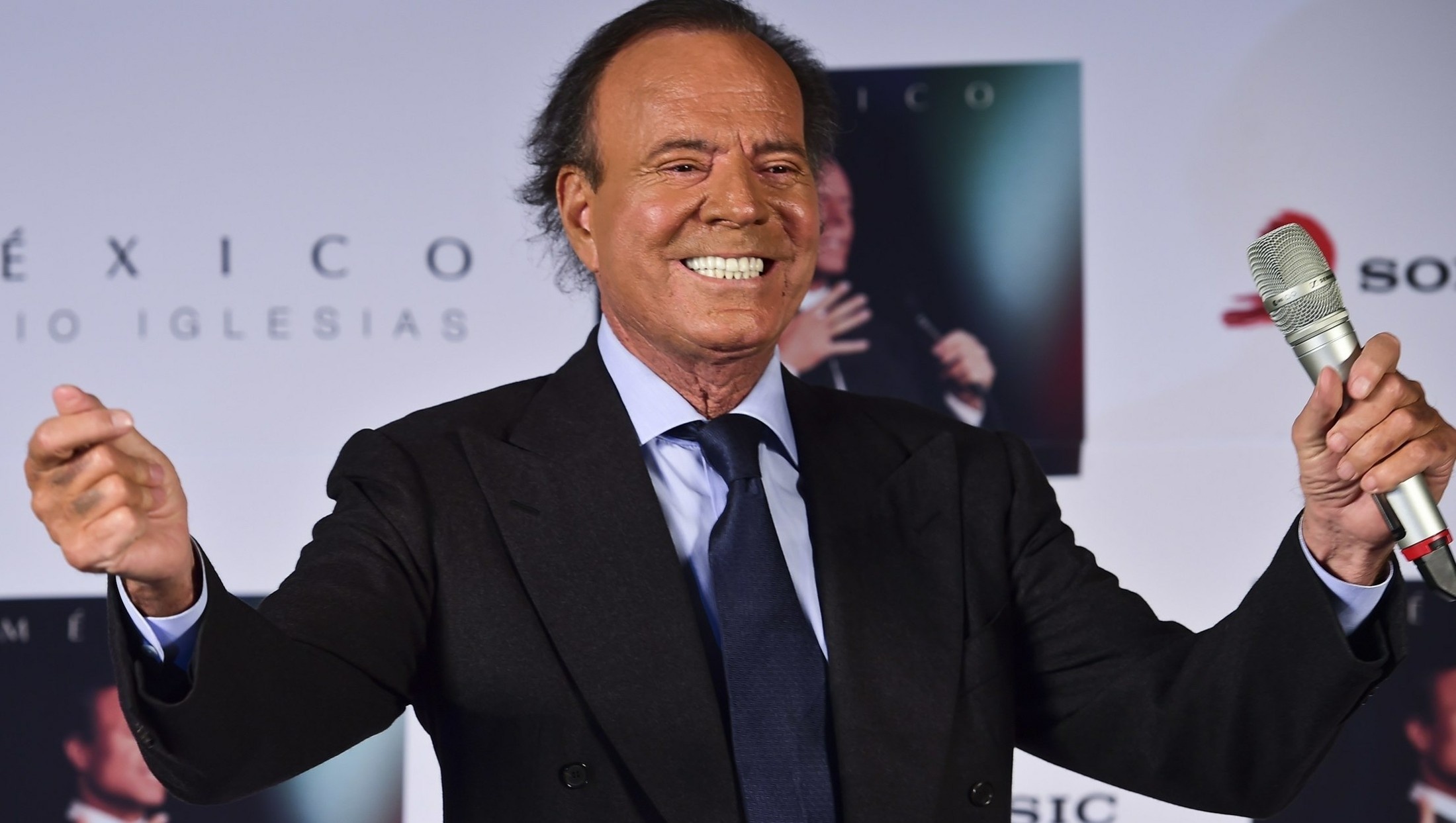 Julio Iglesias, health rumors, put to rest, relieved fans, 2200x1250 HD Desktop