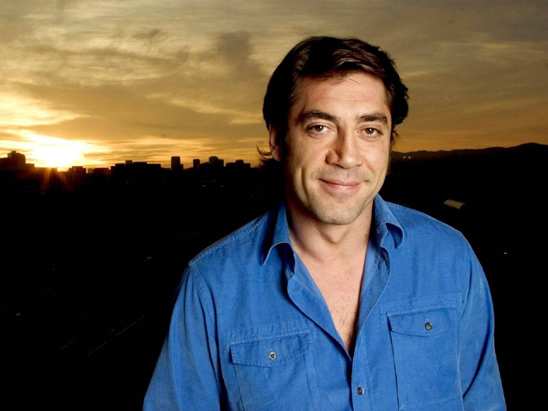 Javier Bardem, Cinematic charm, Captivating gaze, Versatile actor, 1920x1440 HD Desktop