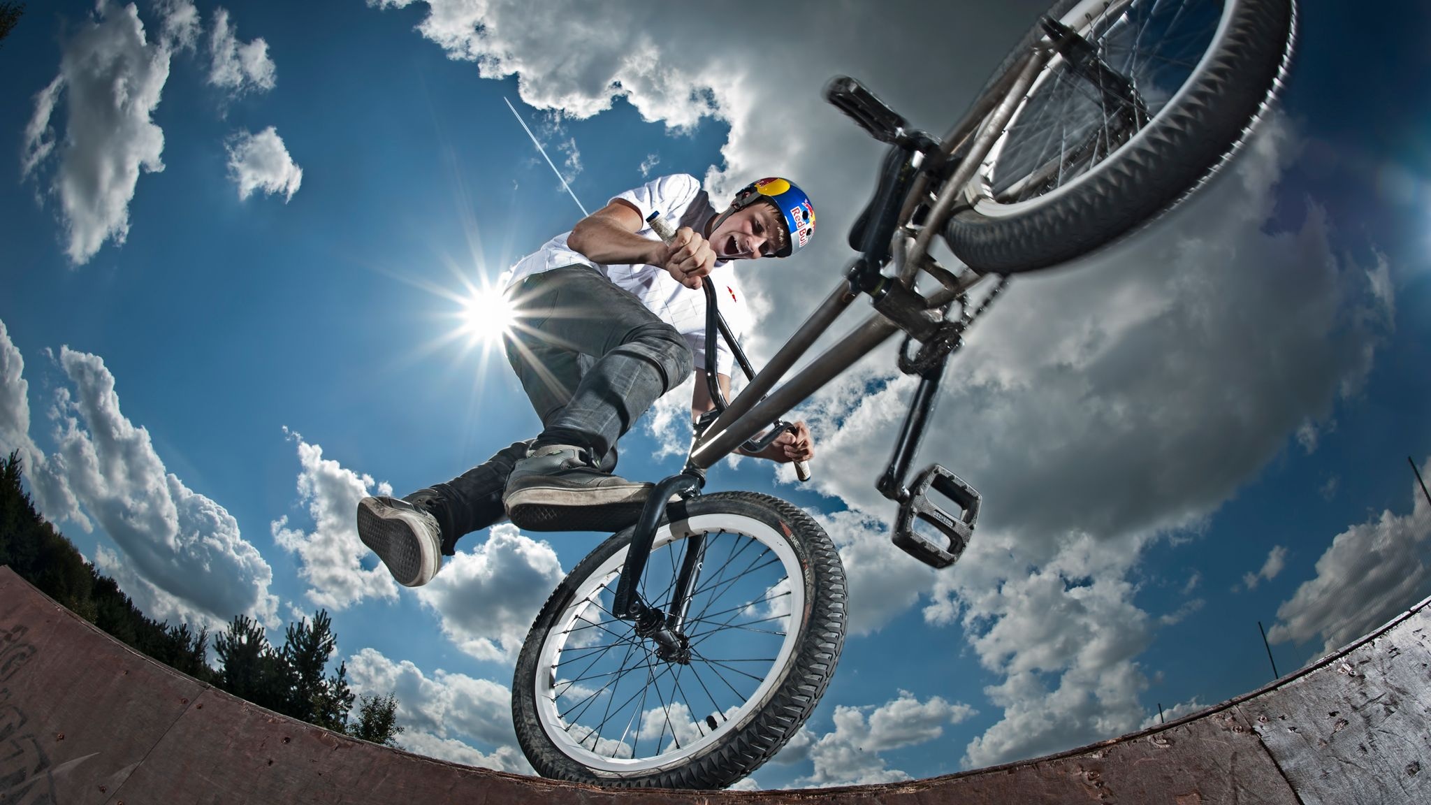 Rotulador BMX skate park, Bike life, Urban culture, Artistic expression, 2050x1160 HD Desktop