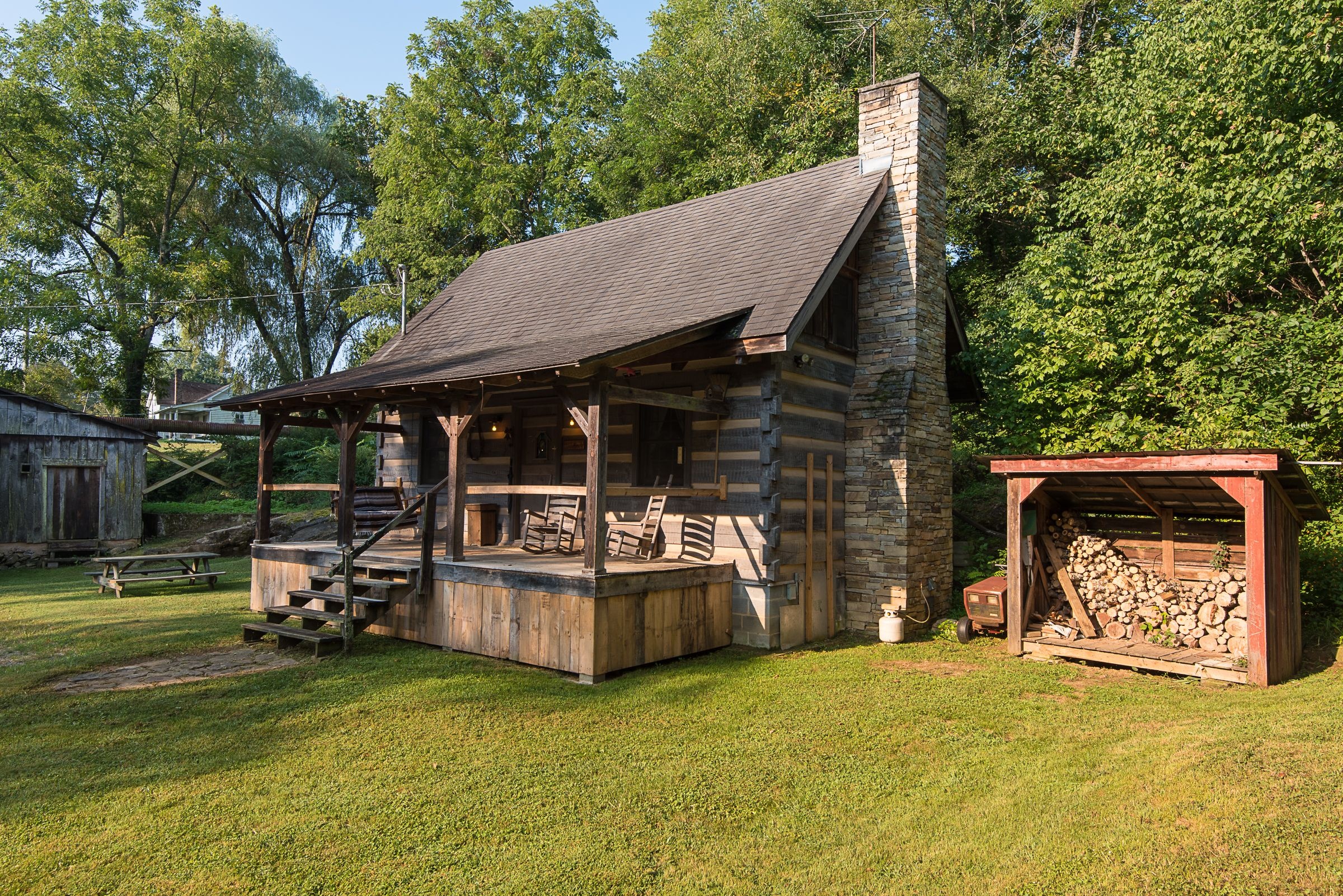 Log Cabin, Tennessee charm, Surprising features, Unique real estate, Cozy living, 2400x1610 HD Desktop