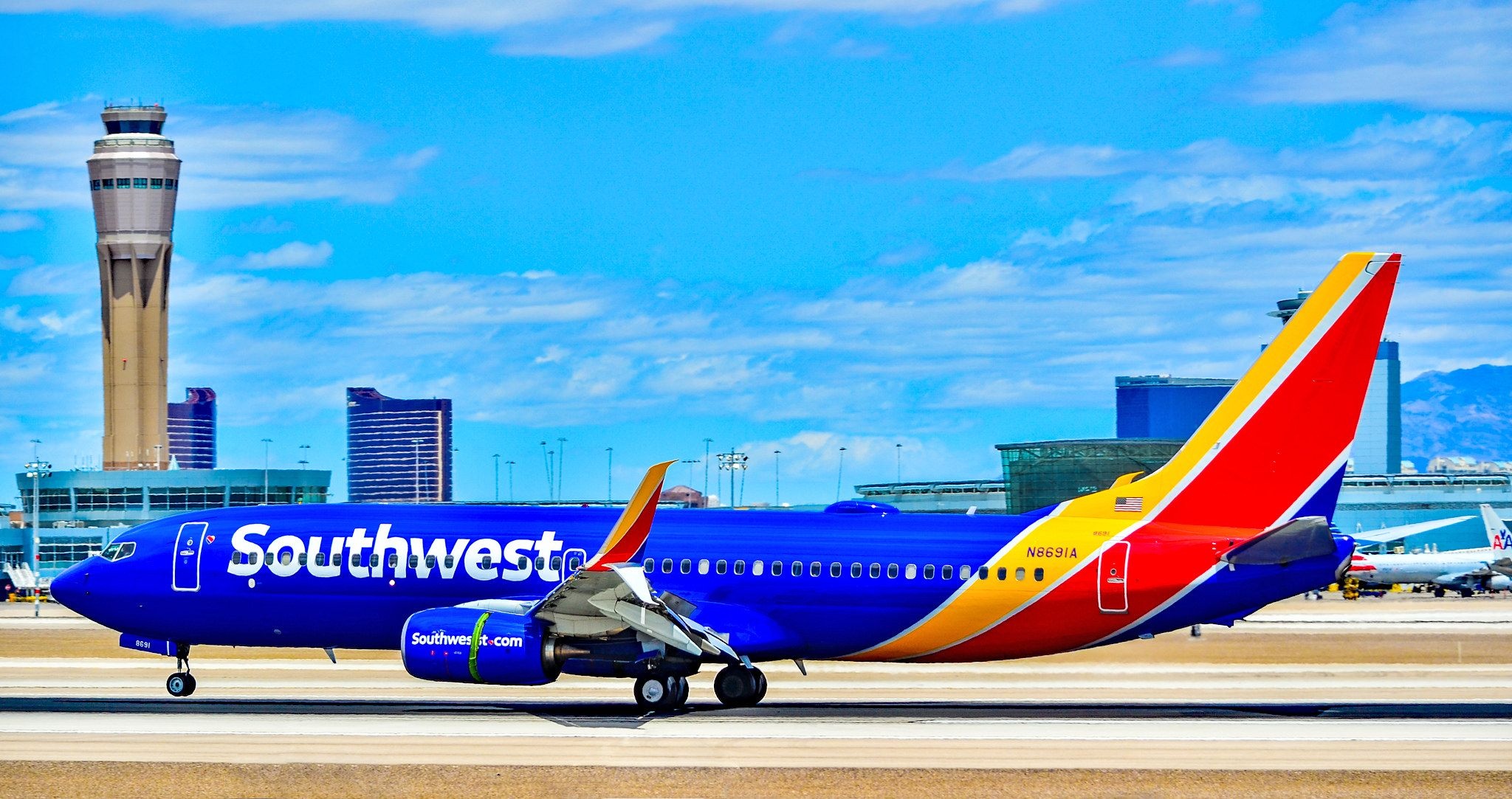 Boeing 737-8H4, Southwest Airlines Wallpaper, 2050x1090 HD Desktop