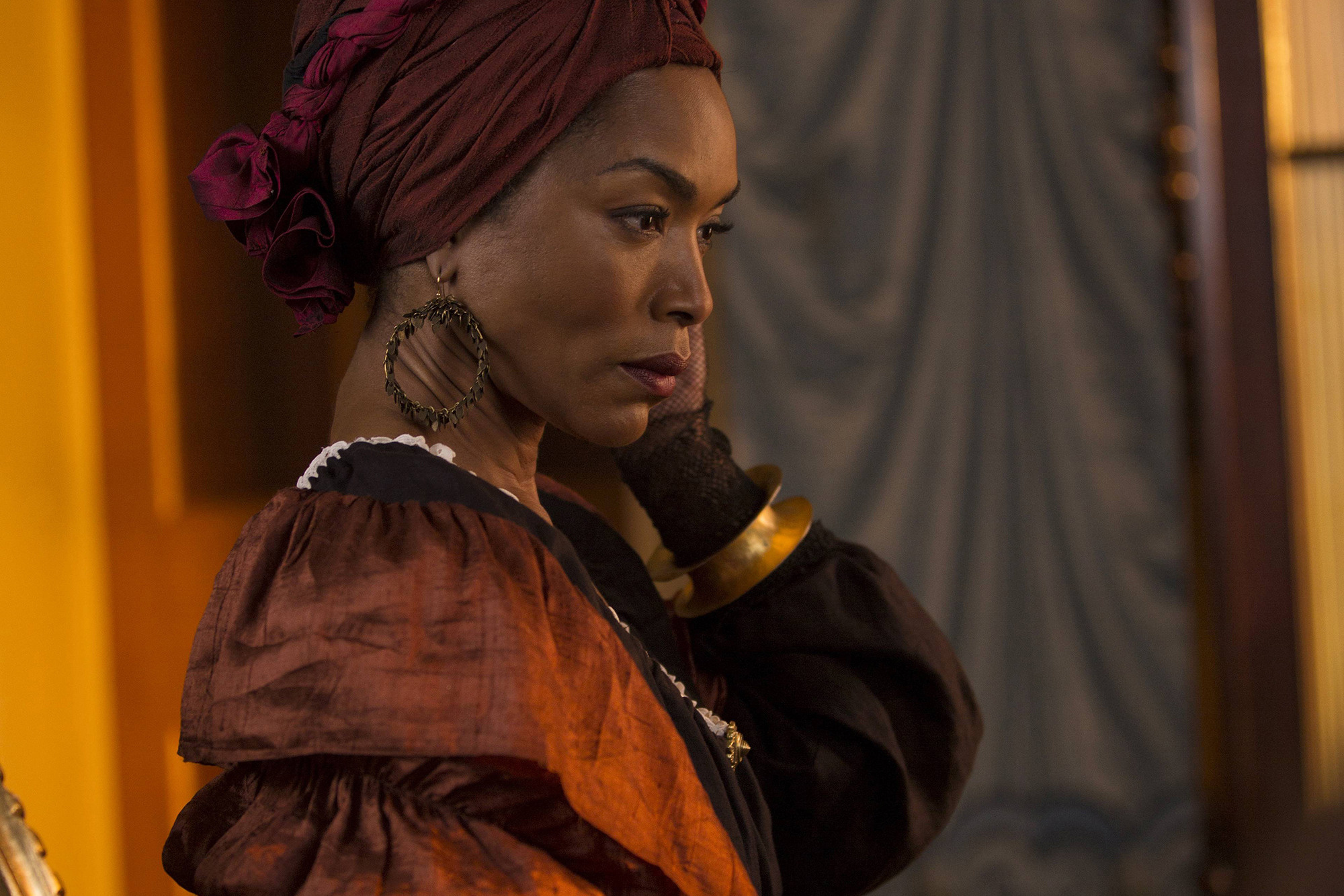 American Horror Story, Angela Bassett Wallpaper, 2000x1340 HD Desktop