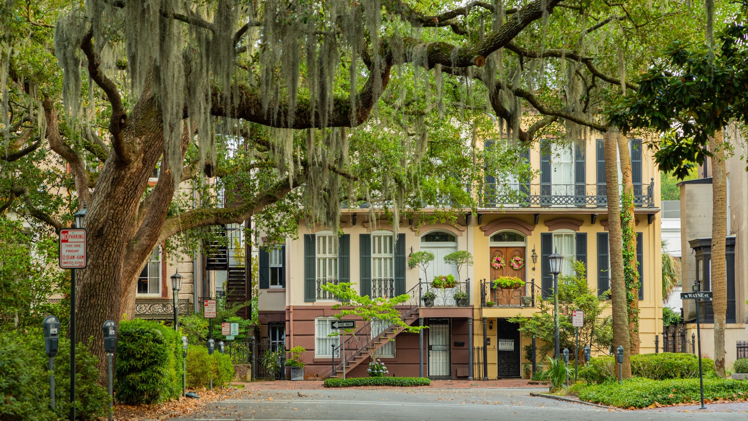 Calhoun Square Savannah, Condo and apartment rentals, 2560x1440 HD Desktop