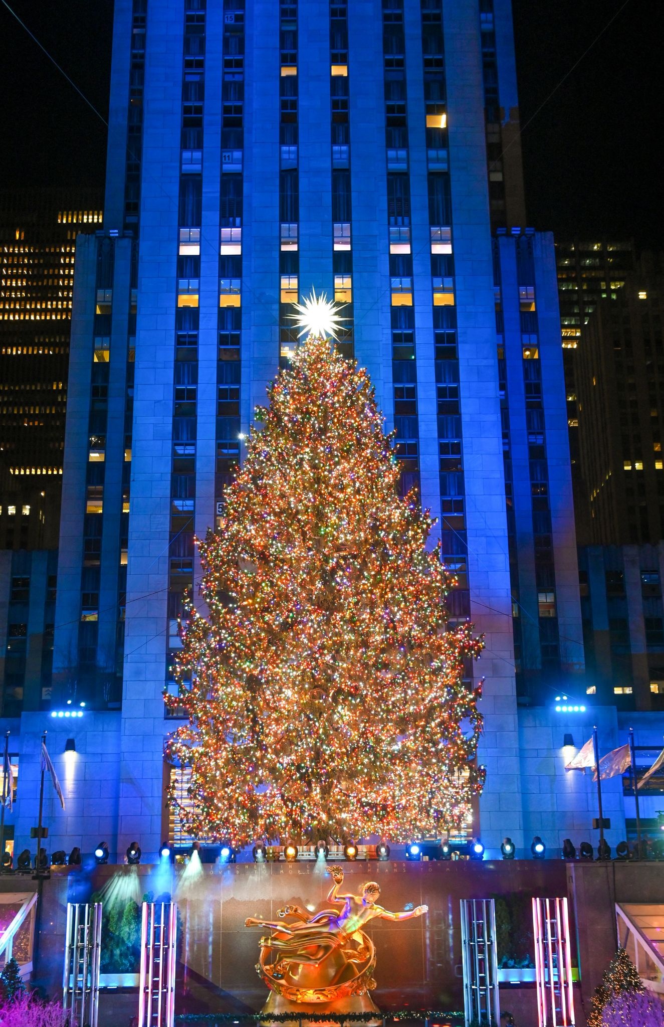 New York Christmas, Rockefeller Center, Holiday spirit, Maryland connection, 1330x2050 HD Phone