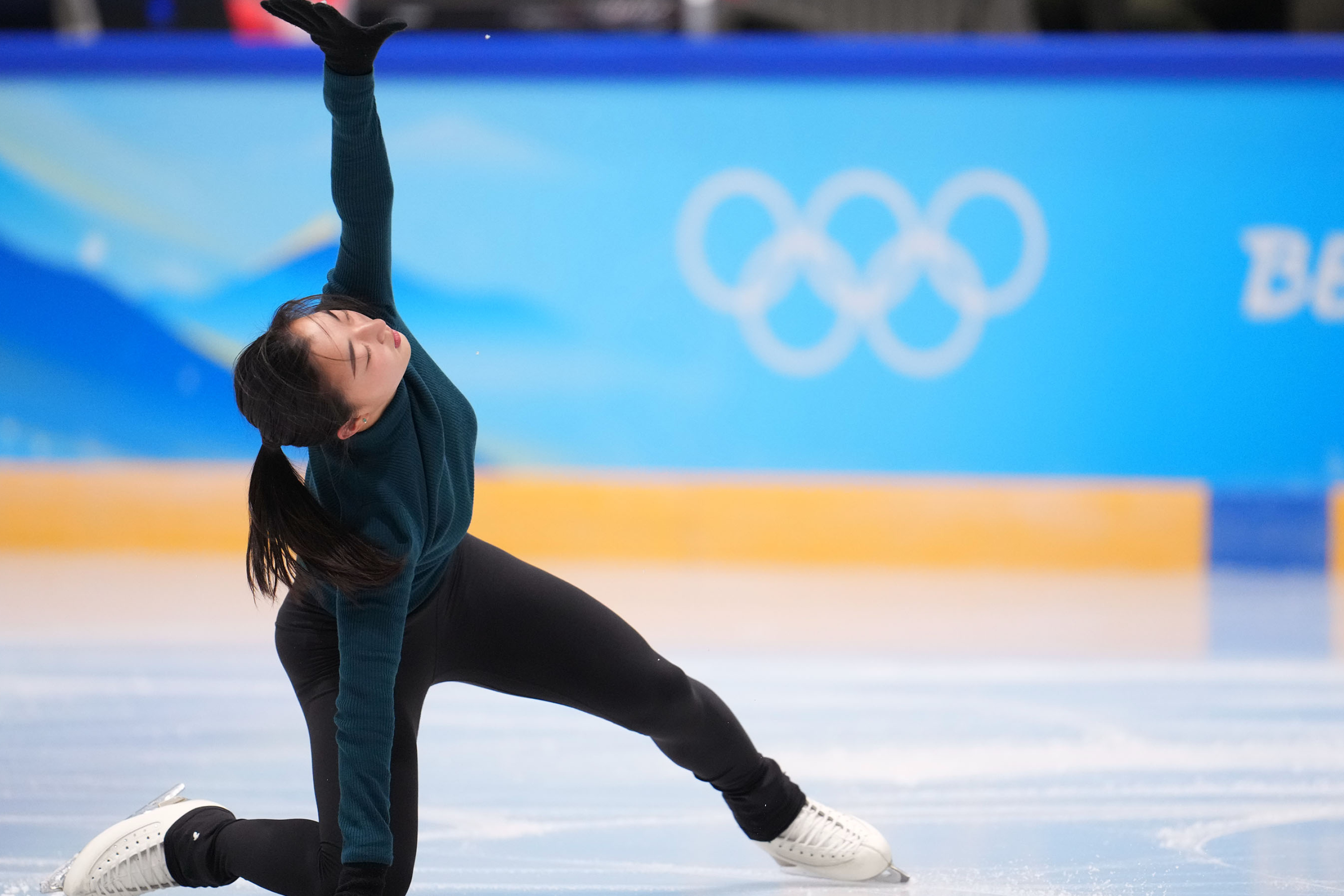 Kaori Sakamoto, Morning practice photos, Figure skating duo, 3000x2000 HD Desktop