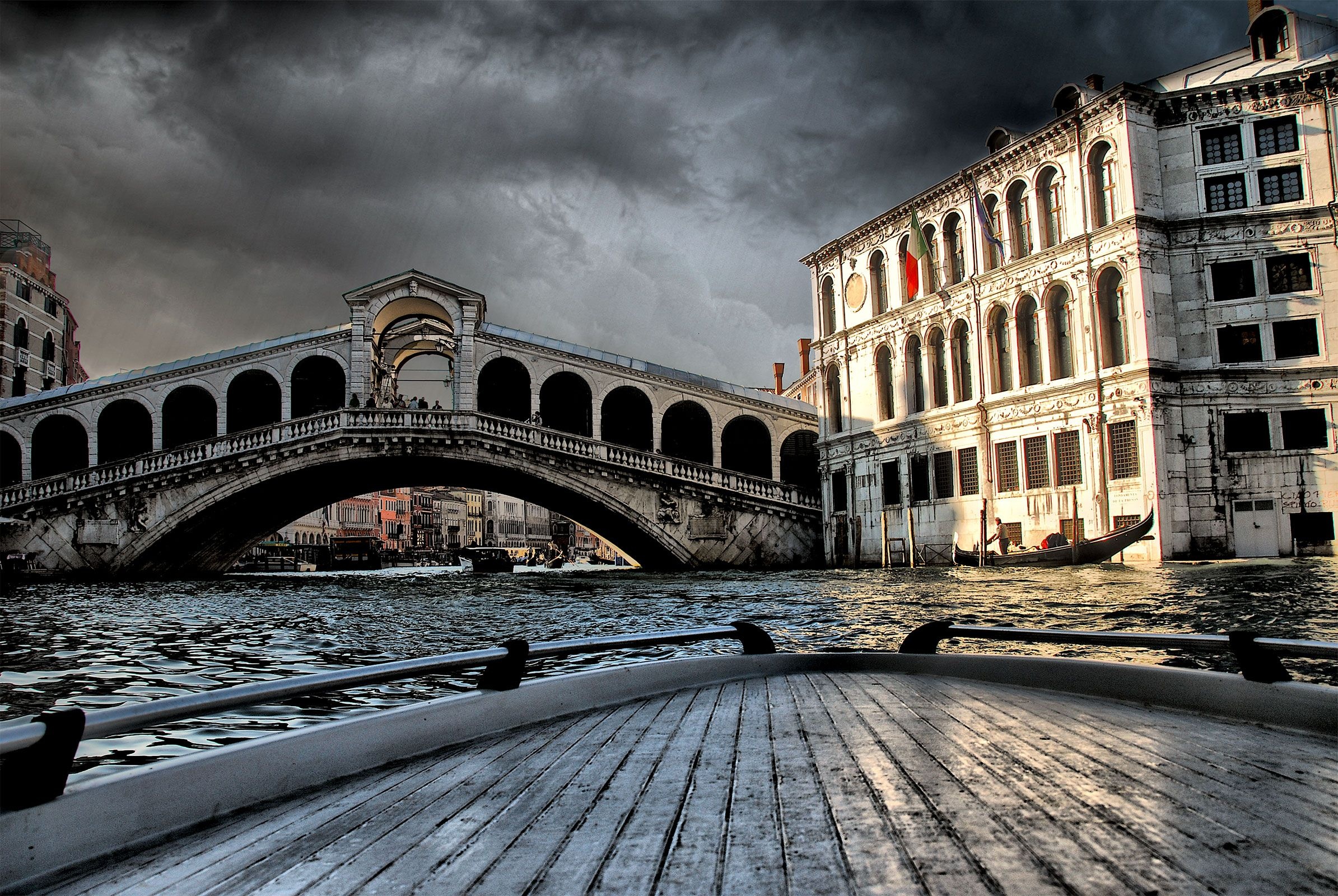 Heading toward Rialto, Bailey Zimmerman, Venice, Italy travel, 2390x1600 HD Desktop