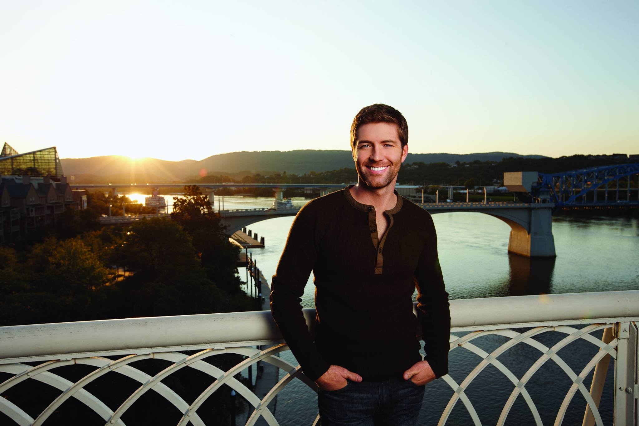 Josh Turner talks, Signature voice, 2050x1370 HD Desktop