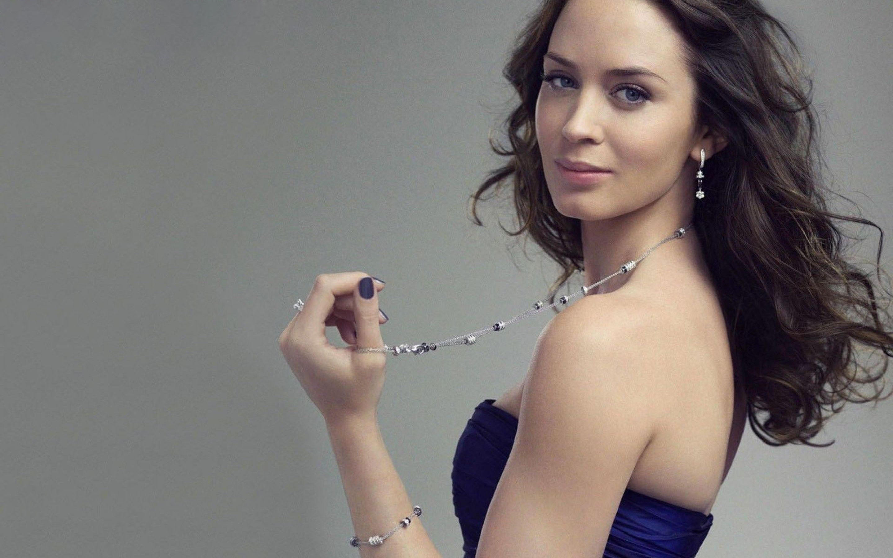 Emily Blunt, HD Background Images, WallpaperCat, 2880x1800 HD Desktop