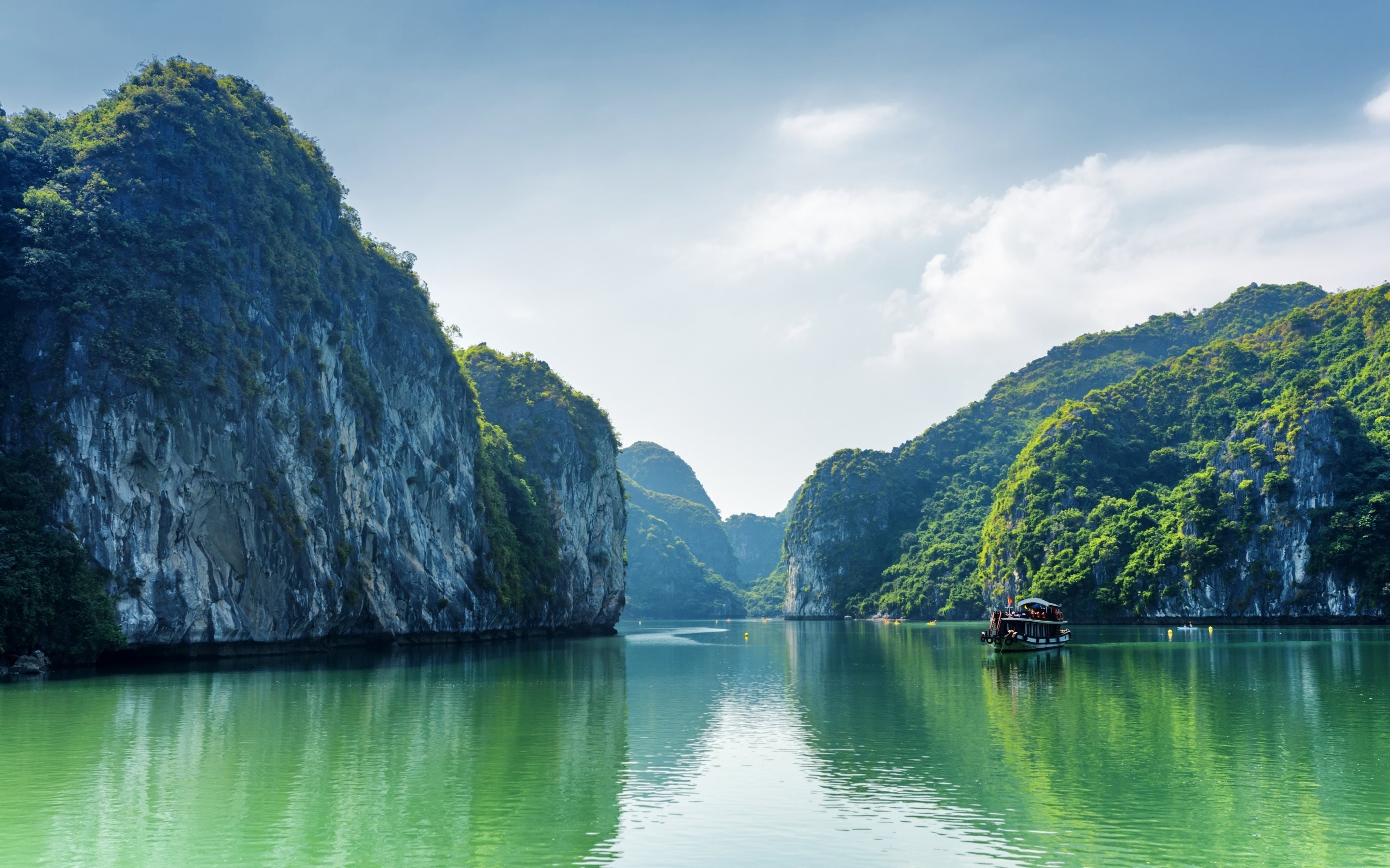 South China Sea, Halong Bay, Rocky tourism, Gulf of Tonkin, 2880x1800 HD Desktop