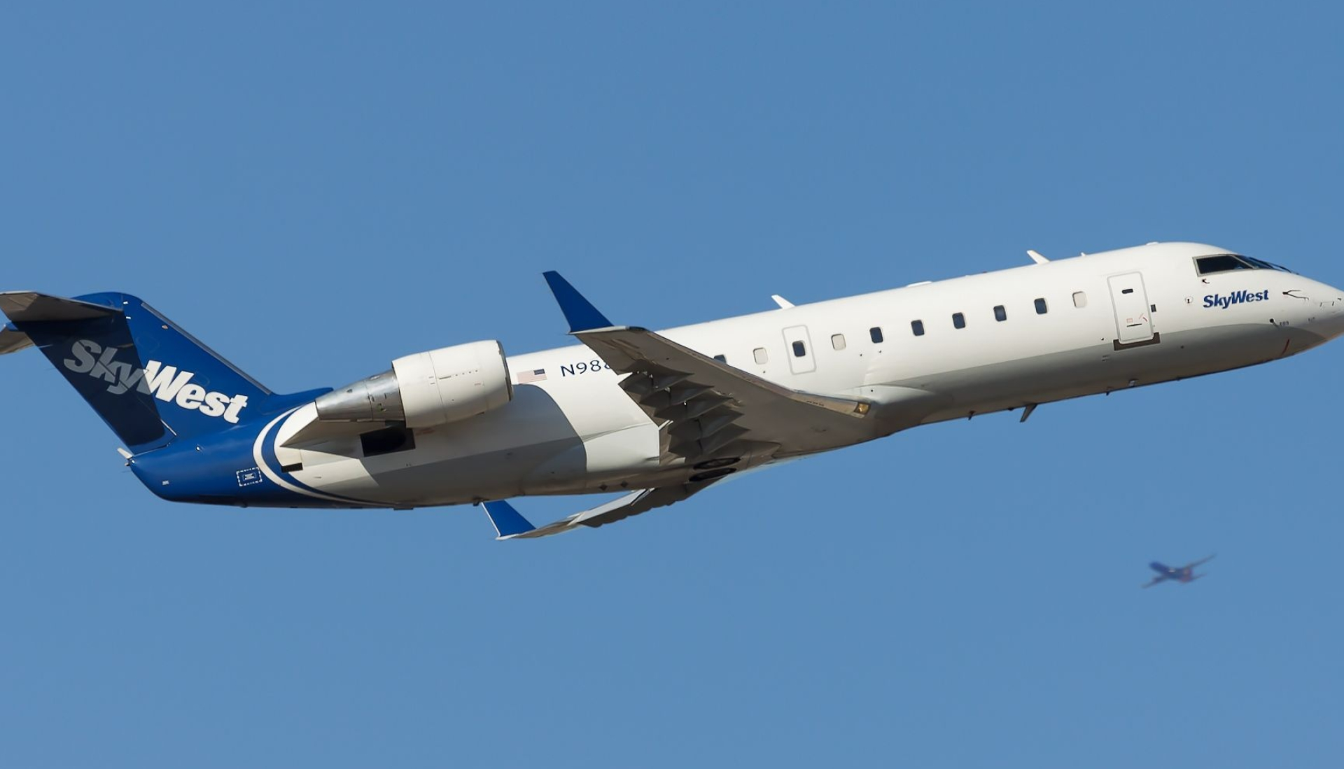 SkyWest Airlines, CRJ 100ER aircraft, Lorenzo Varin's photo, SkyWest's fleet, 1920x1100 HD Desktop