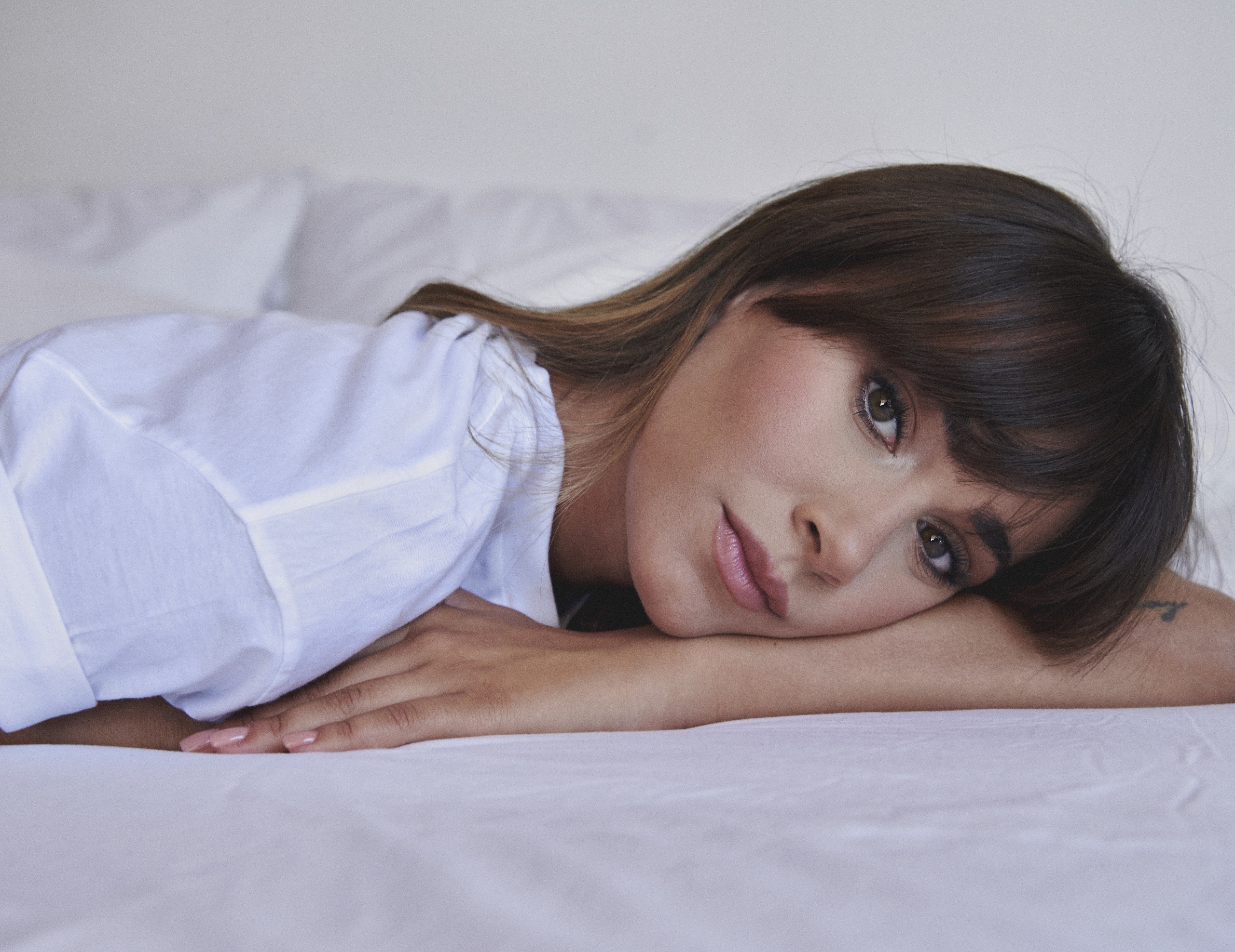 Aitana, Spanish singer, Stunning brunette, Celebrity wallpaper, 2560x1980 HD Desktop