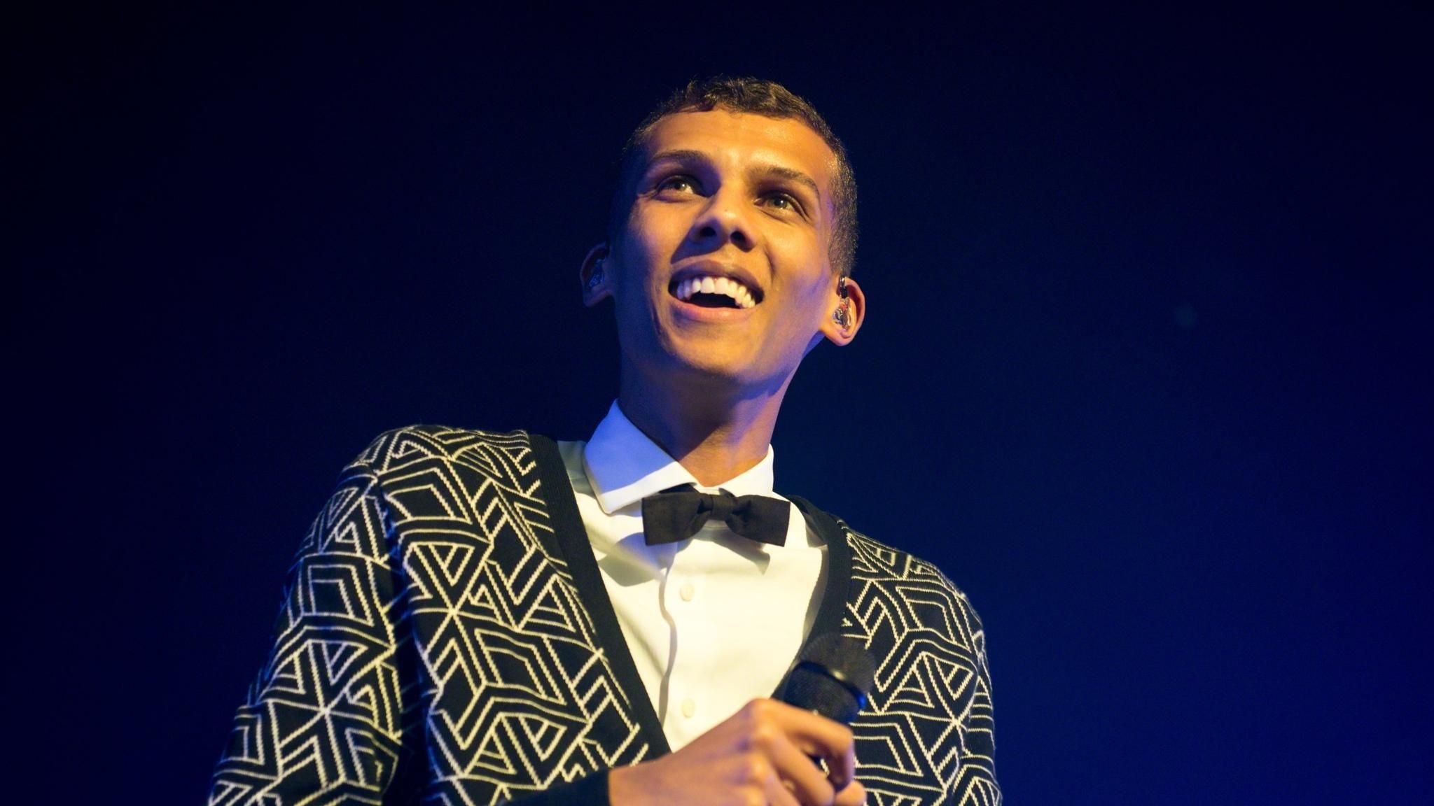 Stromae's music, Alors On Danse, High-energy anthem, Dancefloor sensation, 2050x1160 HD Desktop