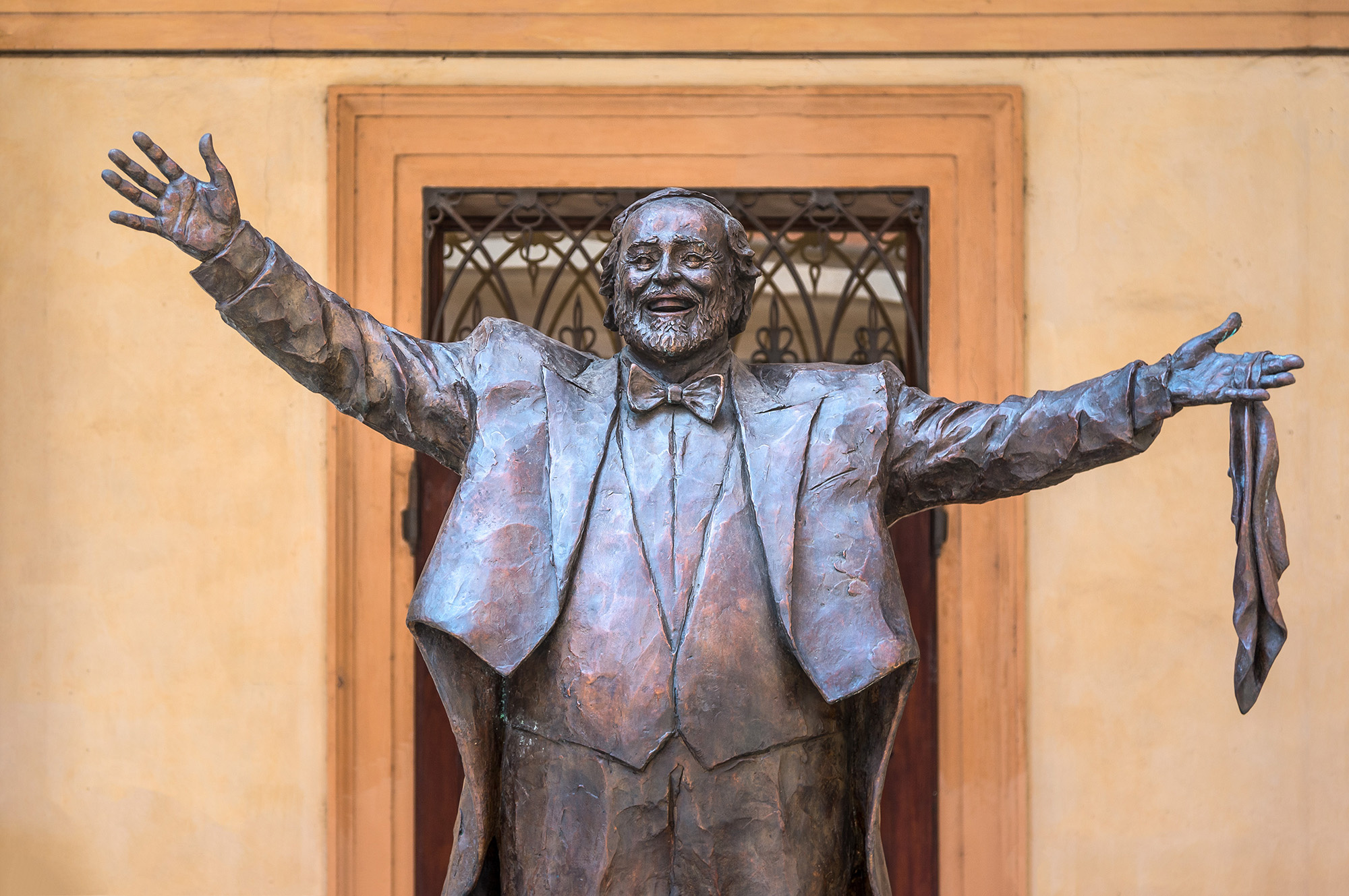 Luciano Pavarotti, Statue, Modena theater, Wagrat, 2000x1330 HD Desktop