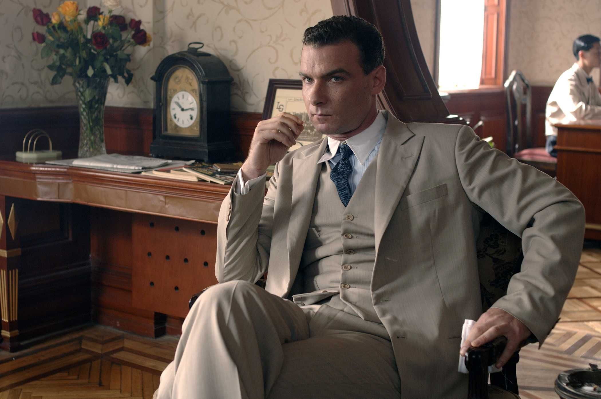 Liev Schreiber, Brilliant performances, Versatile actor, Immersive portrayals, 2100x1400 HD Desktop