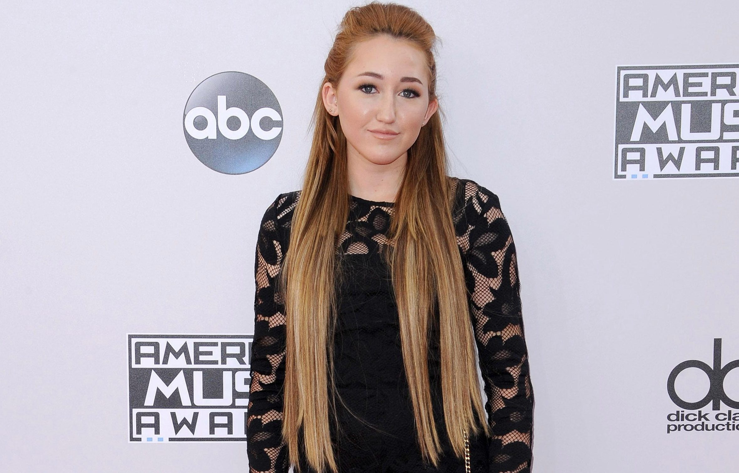 Noah Cyrus, Miley's little sister, Celeb siblings, Entertainer in her own right, 2360x1520 HD Desktop