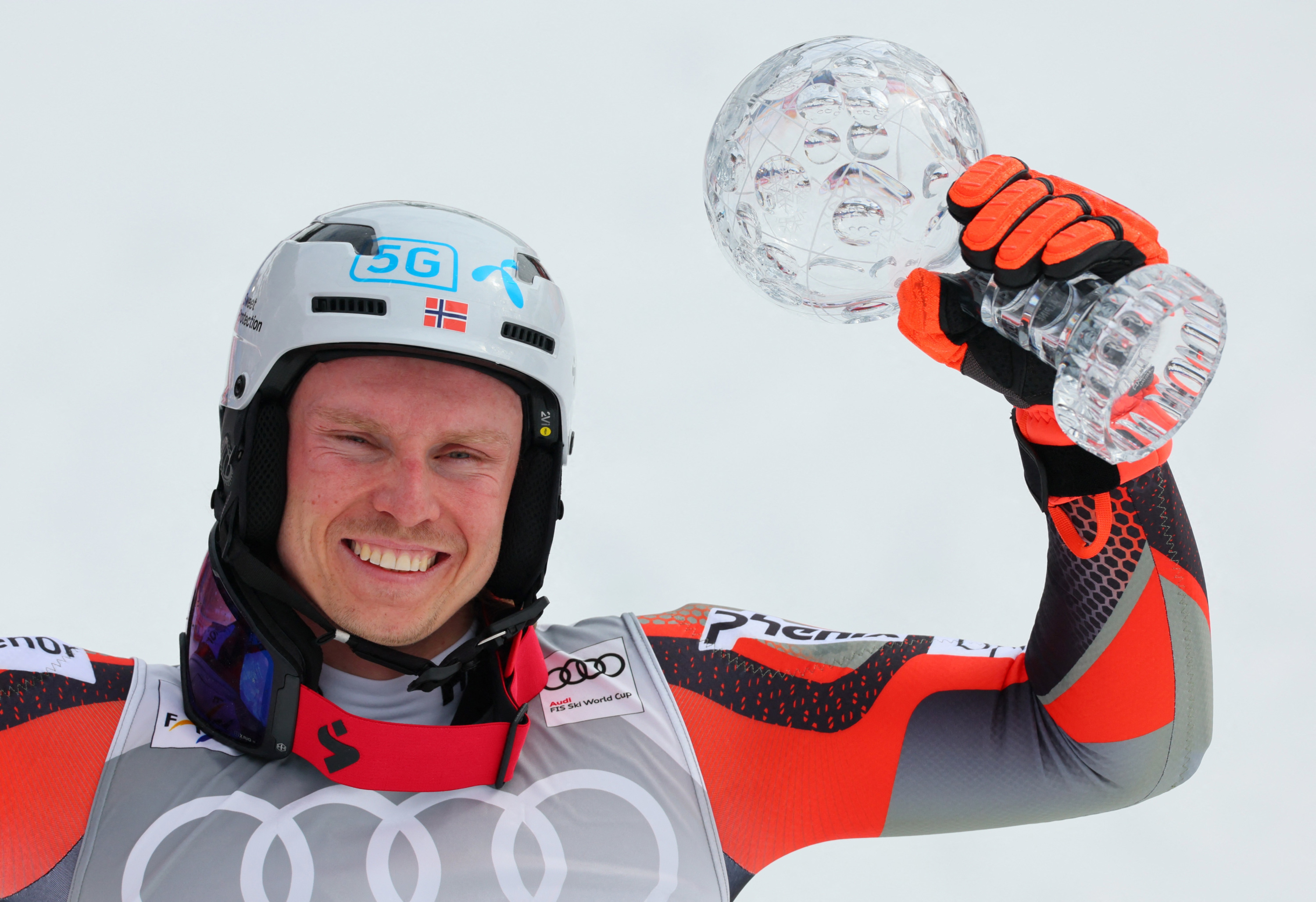 Slalom small globe, Henrik Kristoffersen Wallpaper, 3000x2060 HD Desktop