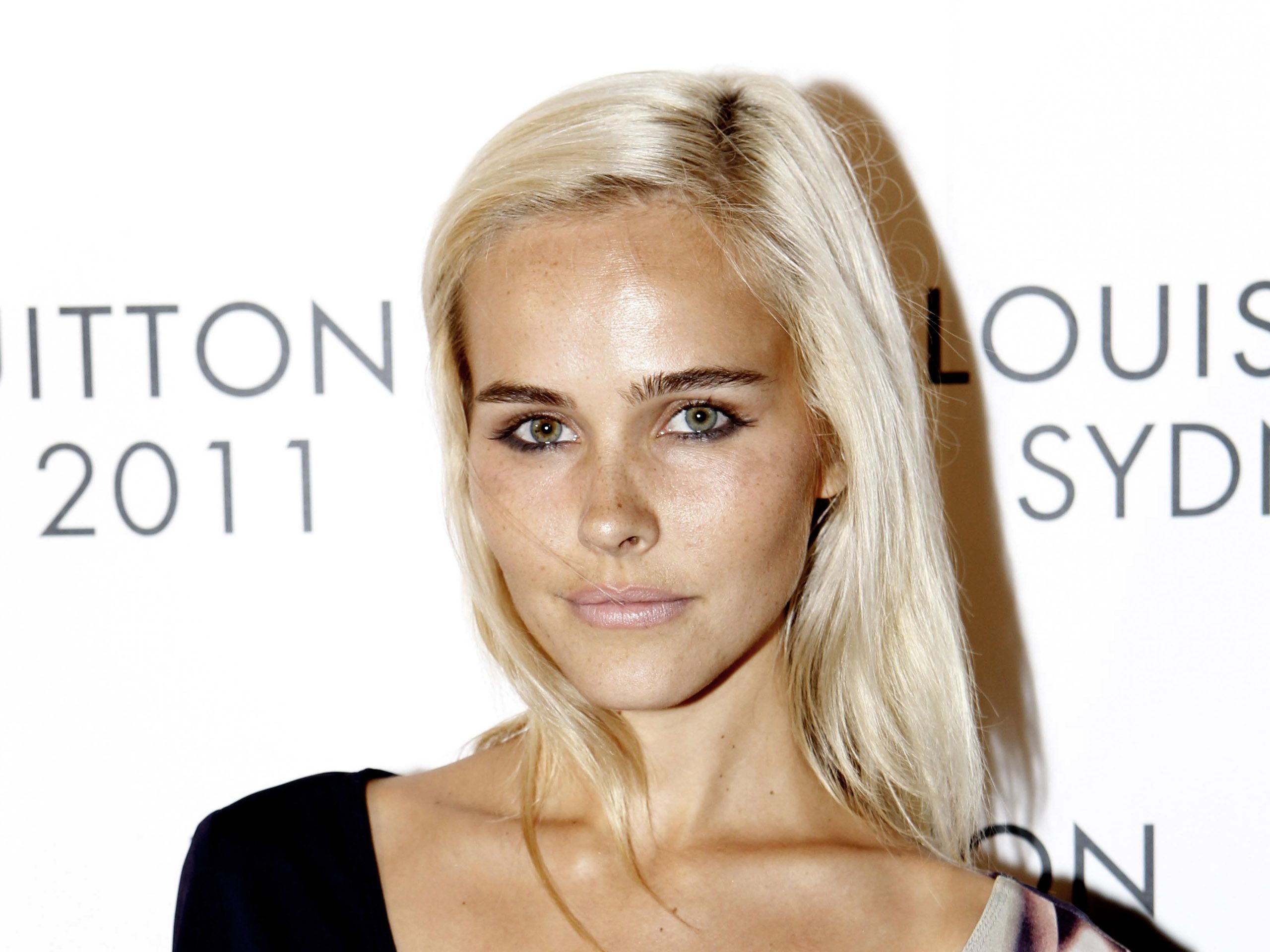 Isabel Lucas, Dark eyebrows, Striking beauty, Flawless appearance, 2560x1920 HD Desktop