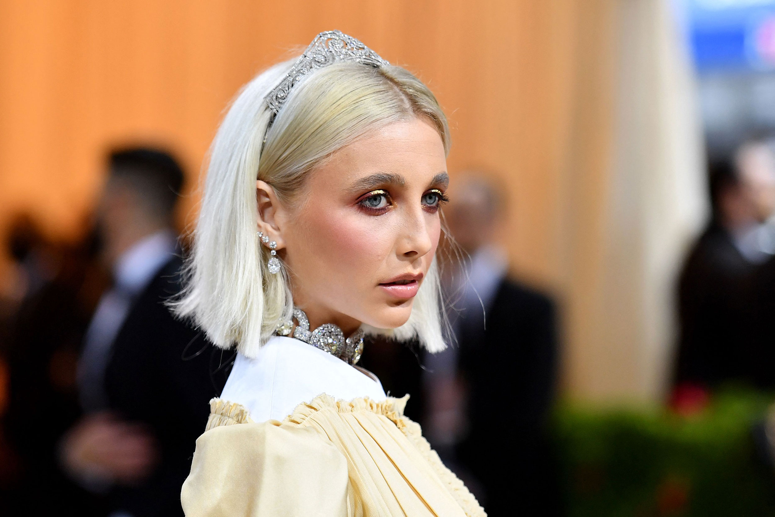 Emma Chamberlain, Anna Wintour, Met Gala tiaras, 2500x1670 HD Desktop