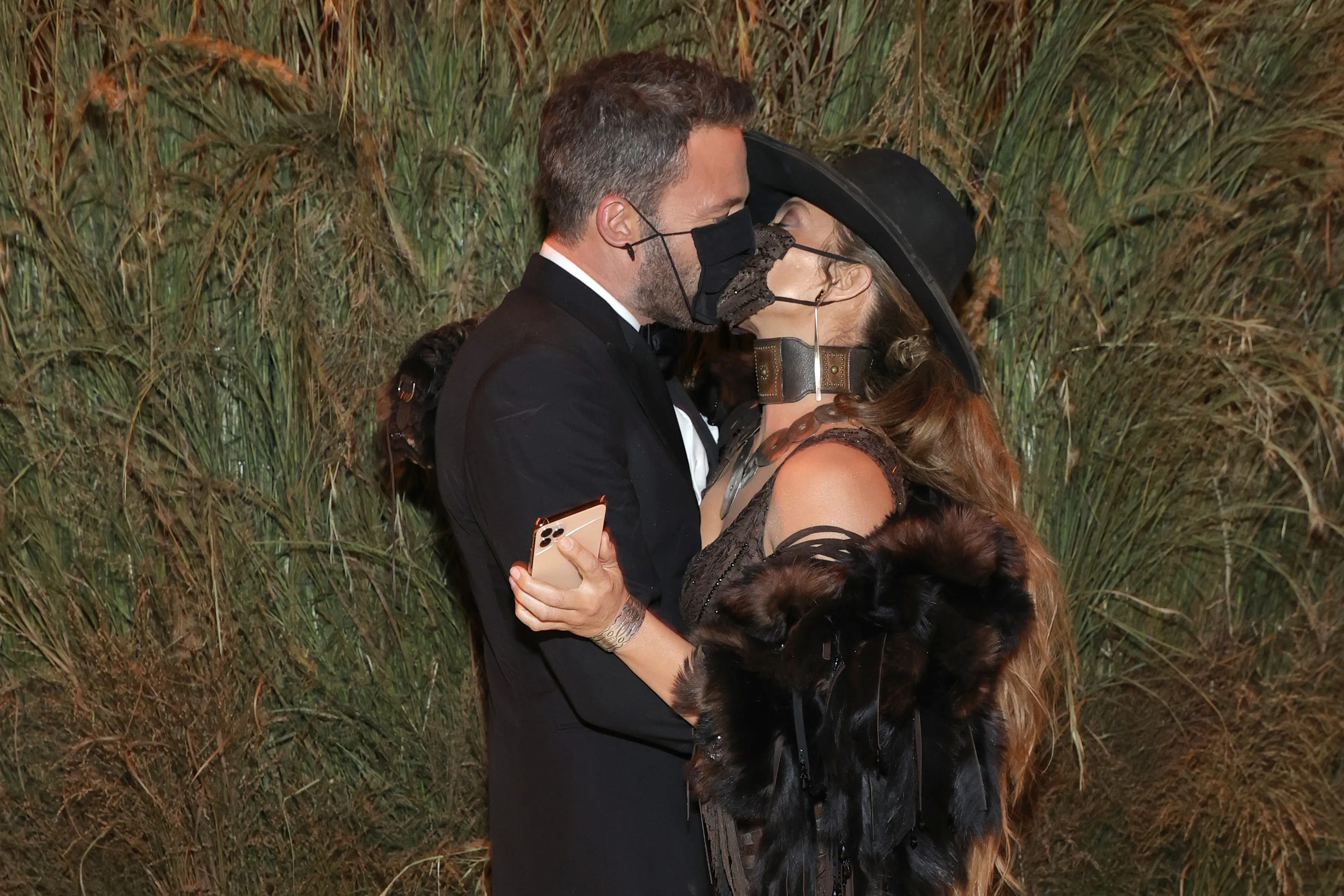 Jennifer Lopez and Ben Affleck, PDA at Venice Film Festival, Public affection, Glamorous event, 2920x1950 HD Desktop