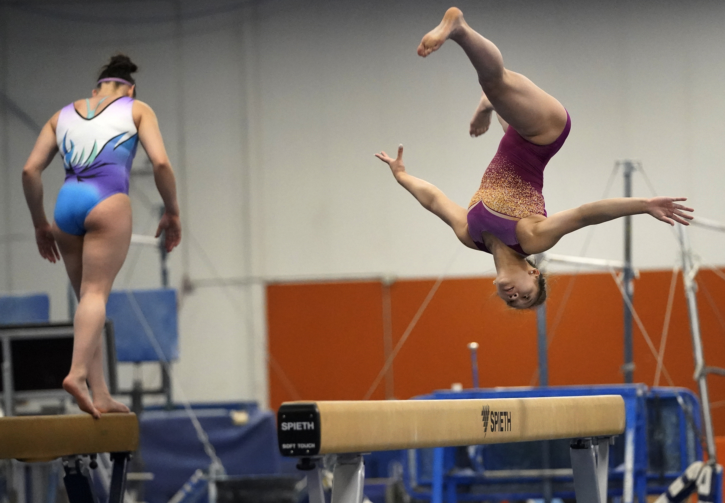 Balance Beam, Suni Lee, Overcoming adversity, Resilient journey, 2400x1670 HD Desktop