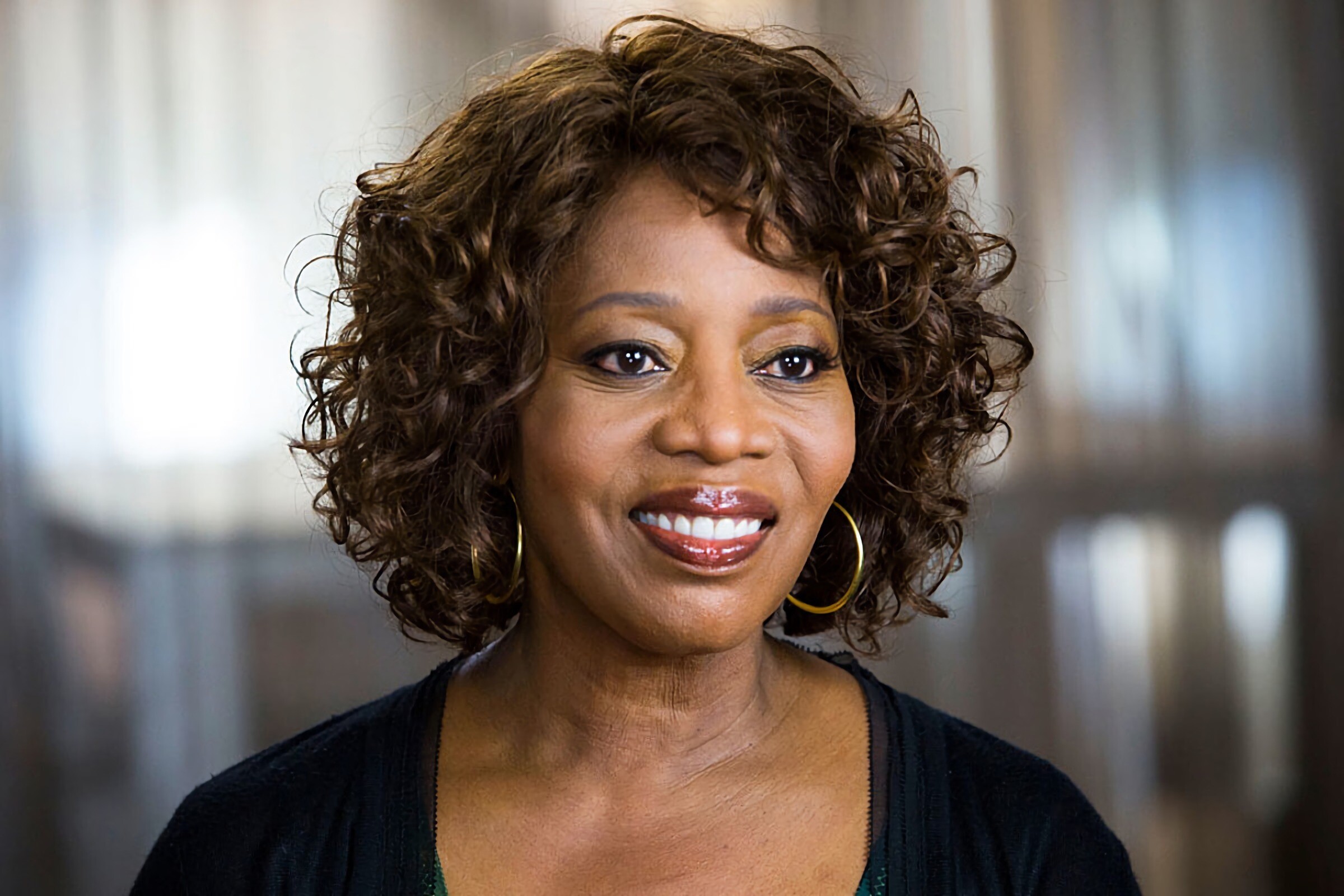 Alfre Woodard, Versatile performer, Captivating presence, Dynamic acting, 2400x1600 HD Desktop