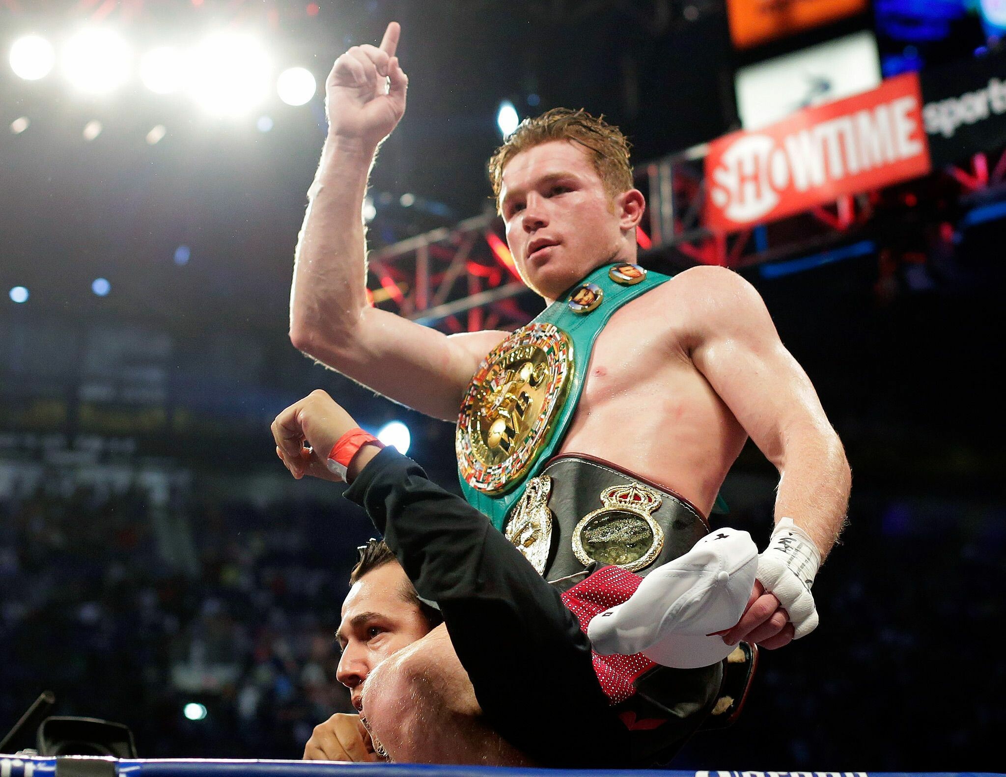 Saul Alvarez, Striking poses, Cool vibes, Fashion icon, 2050x1590 HD Desktop