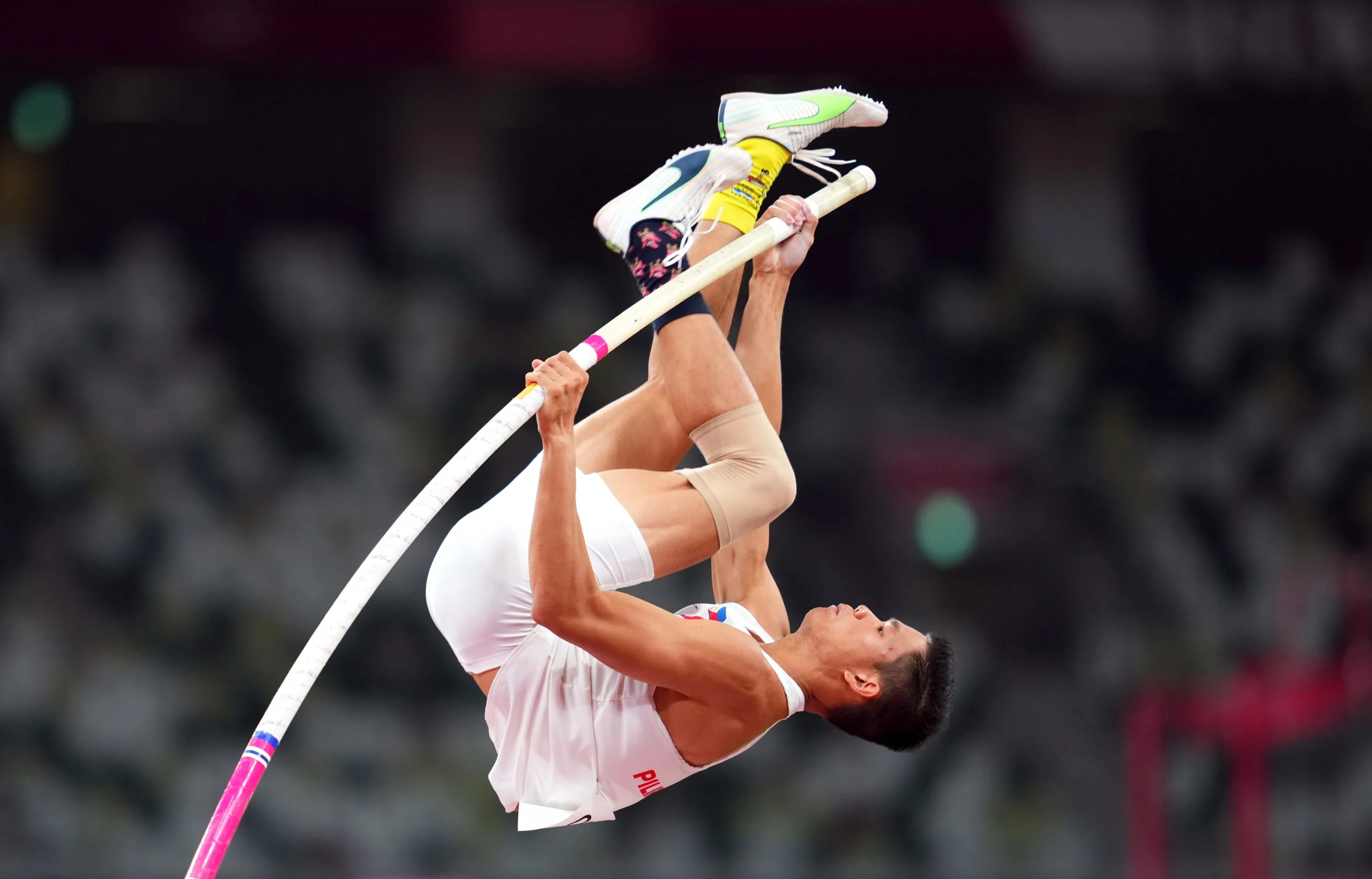 EJ Obiena, Pole Vaulting Wallpaper, 2560x1650 HD Desktop