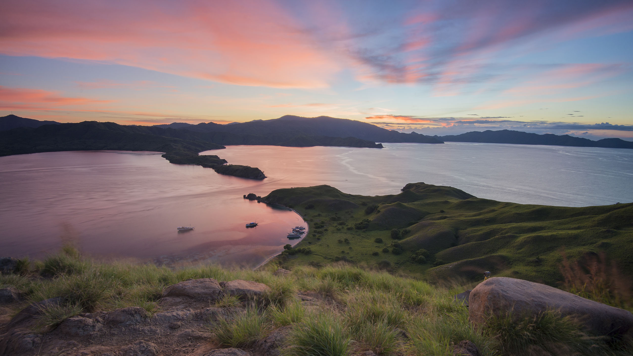 Komodo Island, Komodo and Moyo holidays, Abercrombie & Kent, 2560x1440 HD Desktop