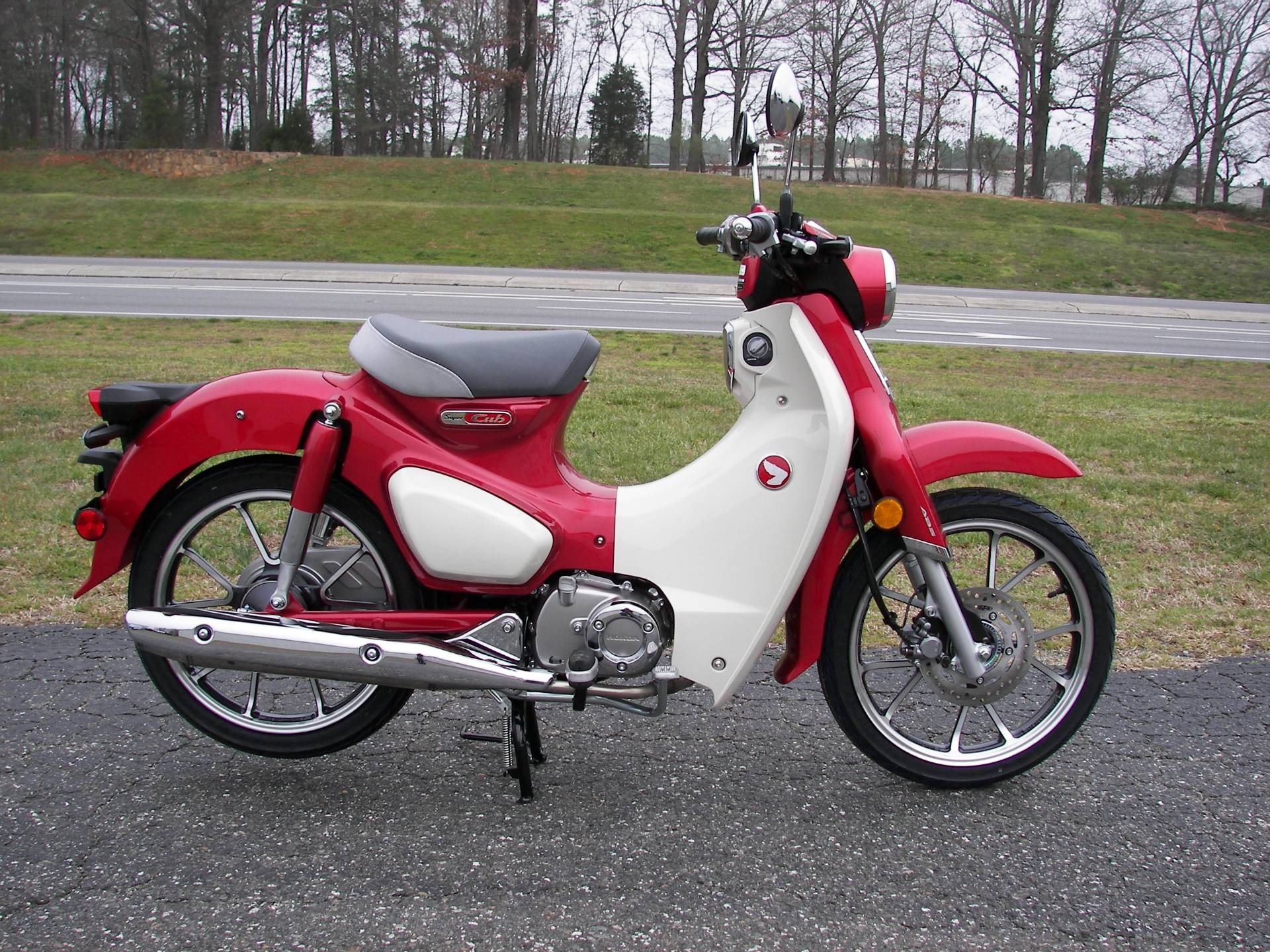 Honda Super Cub, Urban mobility revolution, Retro charm, Effortless city cruising, 1920x1440 HD Desktop