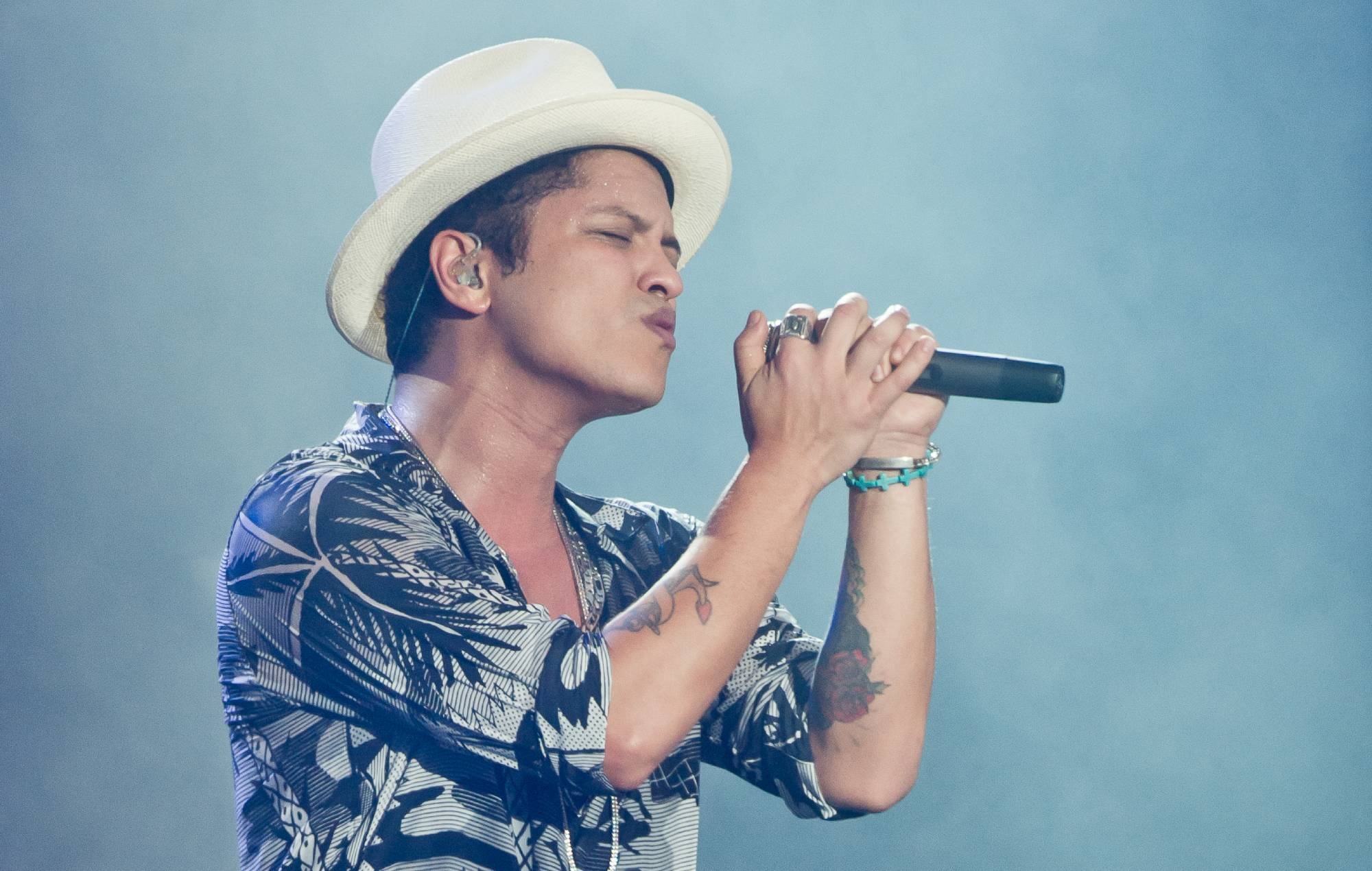 Bruno Mars Fortnite emote, Leave the Door Open, 2000x1270 HD Desktop