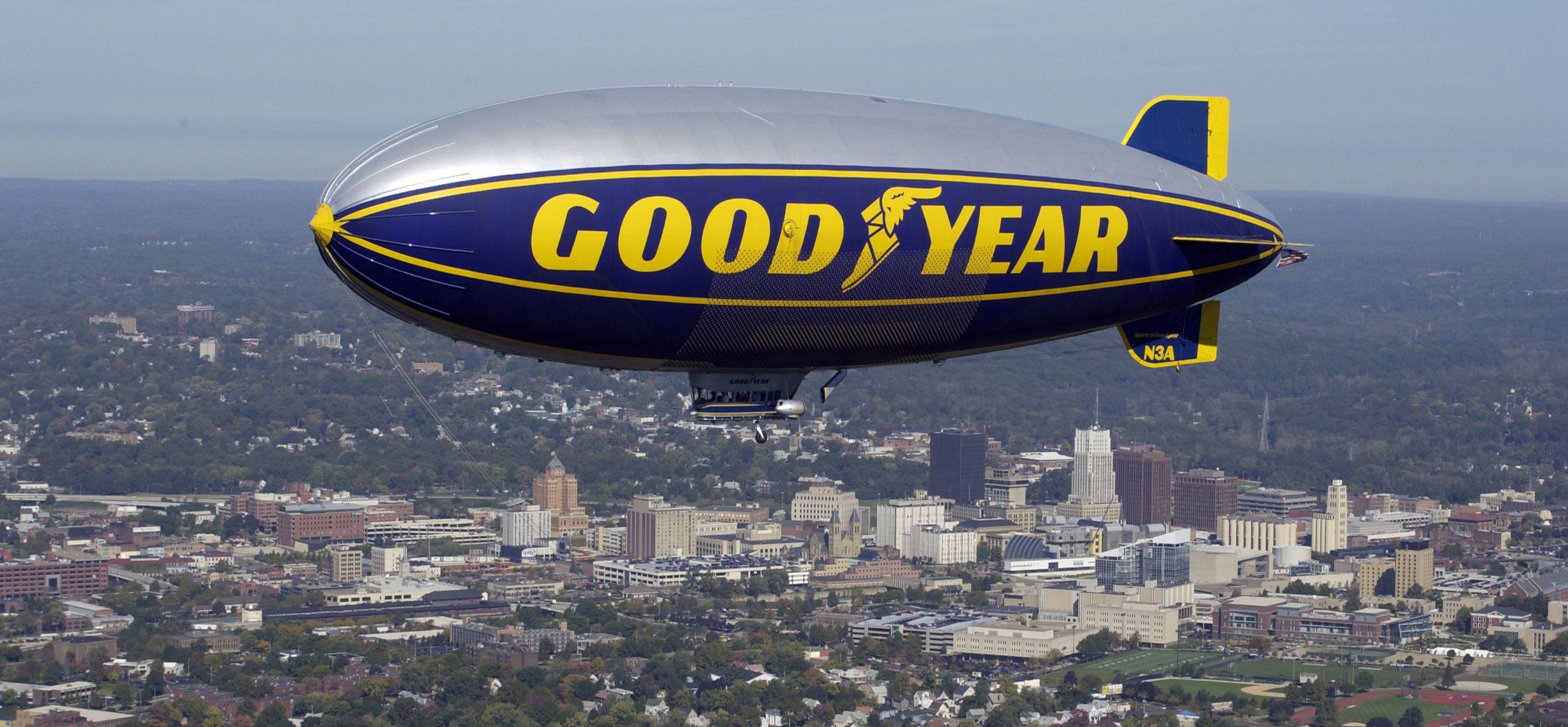 Goodyear dirigible flight, Vuelo ciudad wallpaper, 2960x1370 Dual Screen Desktop